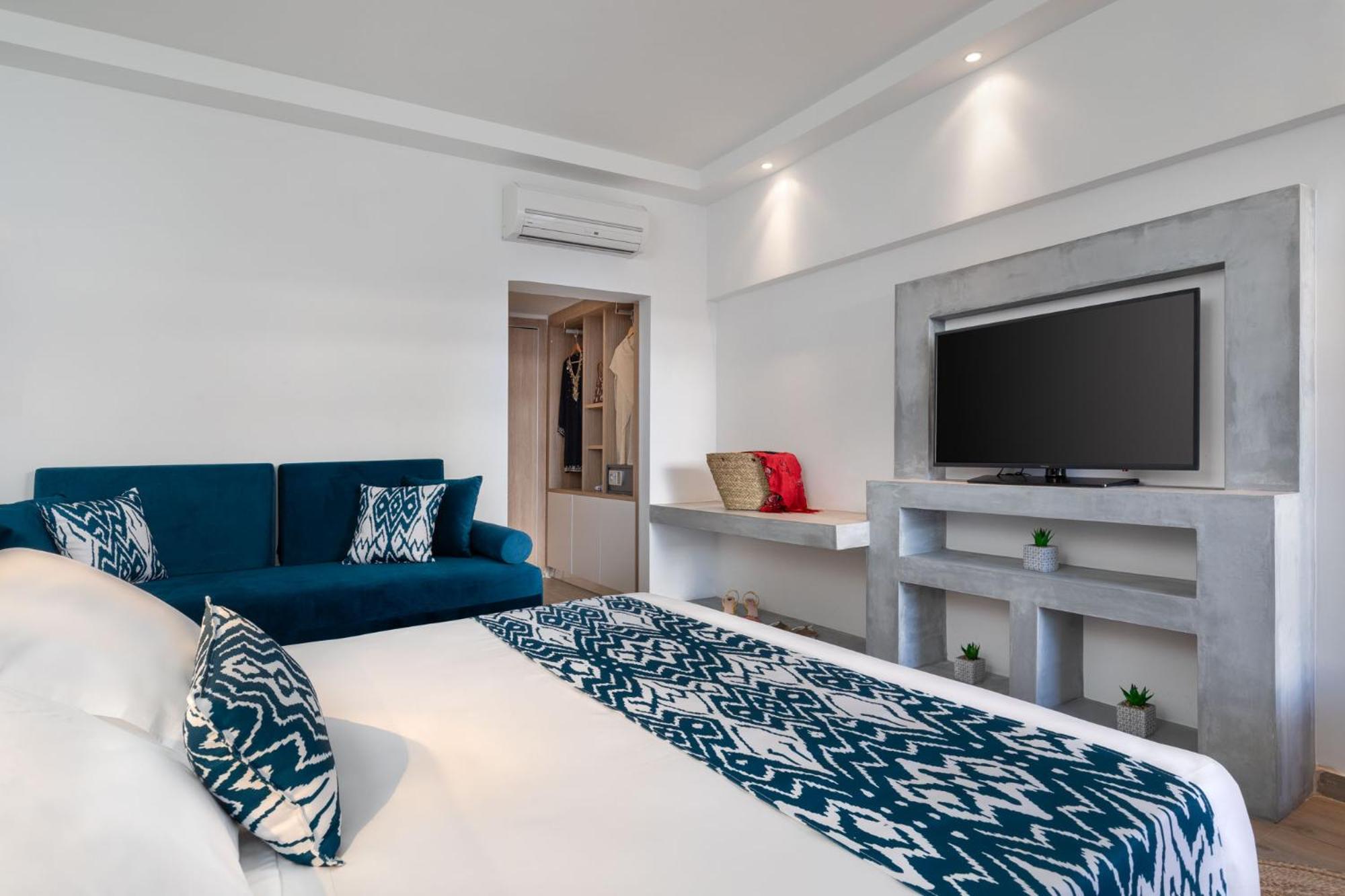 Junior Suite with 1 Kingsize bed, single Sofa bed and terrace with private pool  - Photo 8