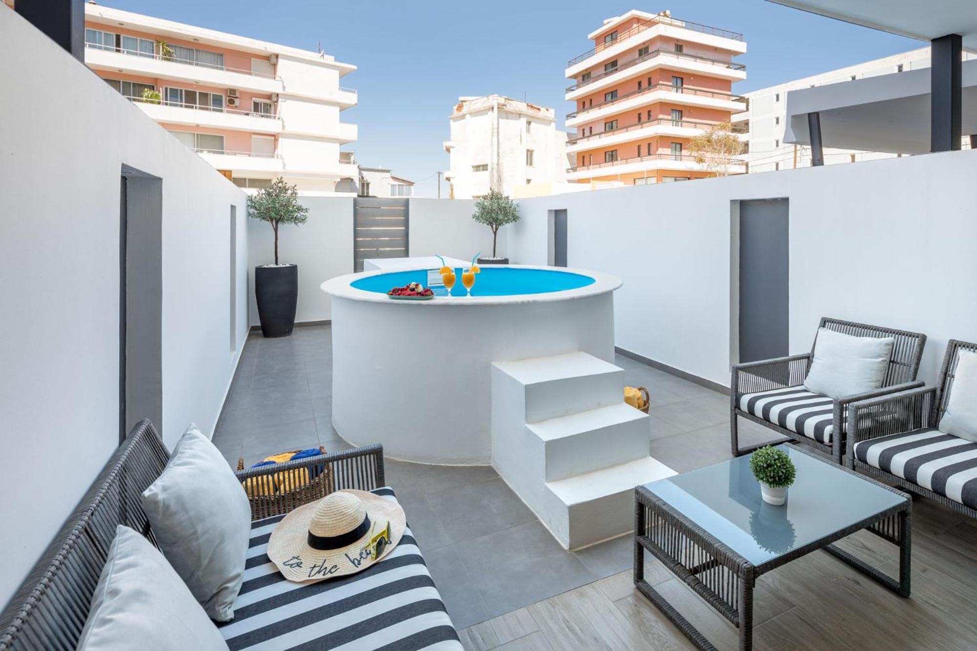 Junior Suite with 1 Kingsize bed, single Sofa bed and terrace with private pool  - Photo 3