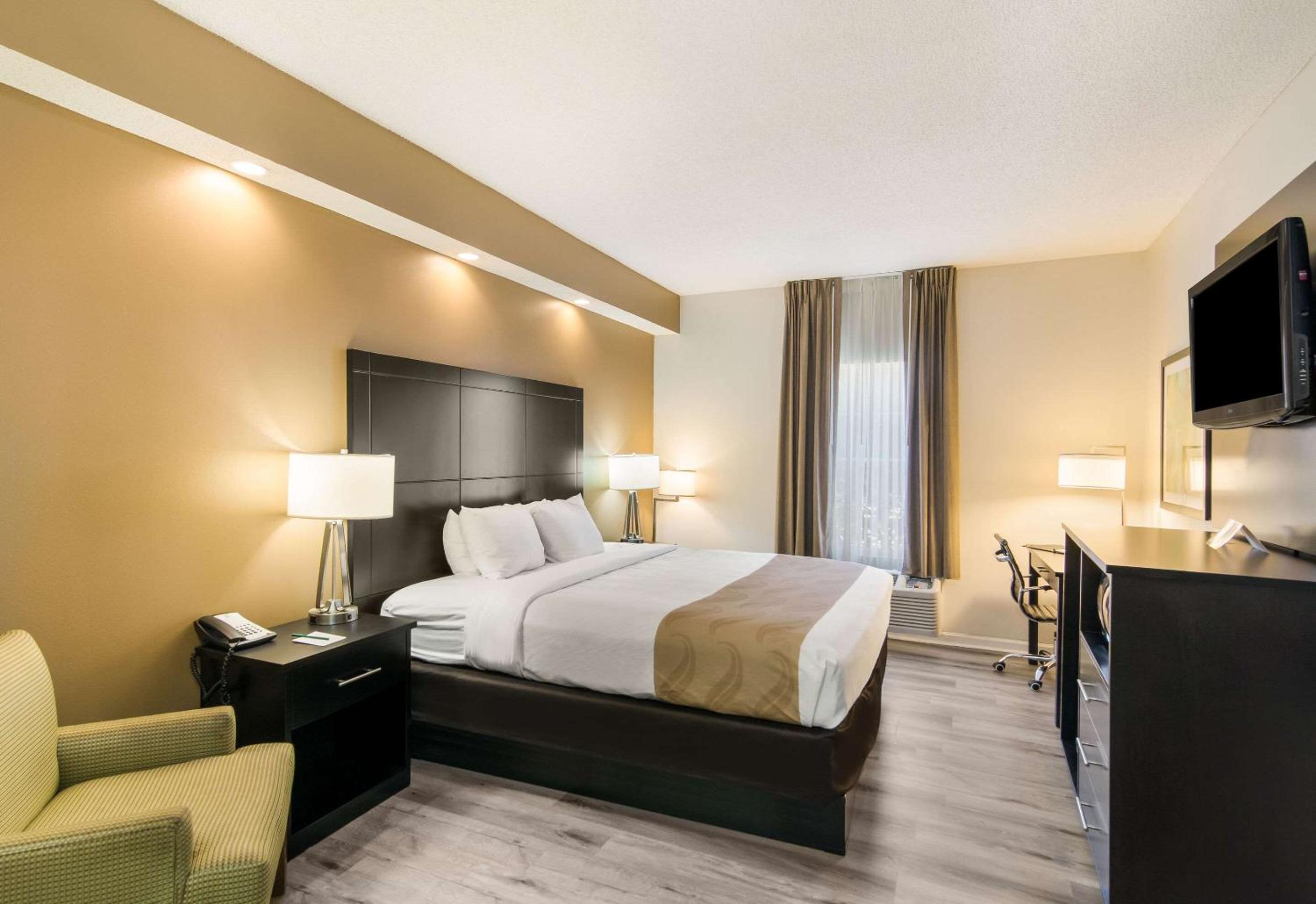 King Room - Non-Smoking - Photo 6