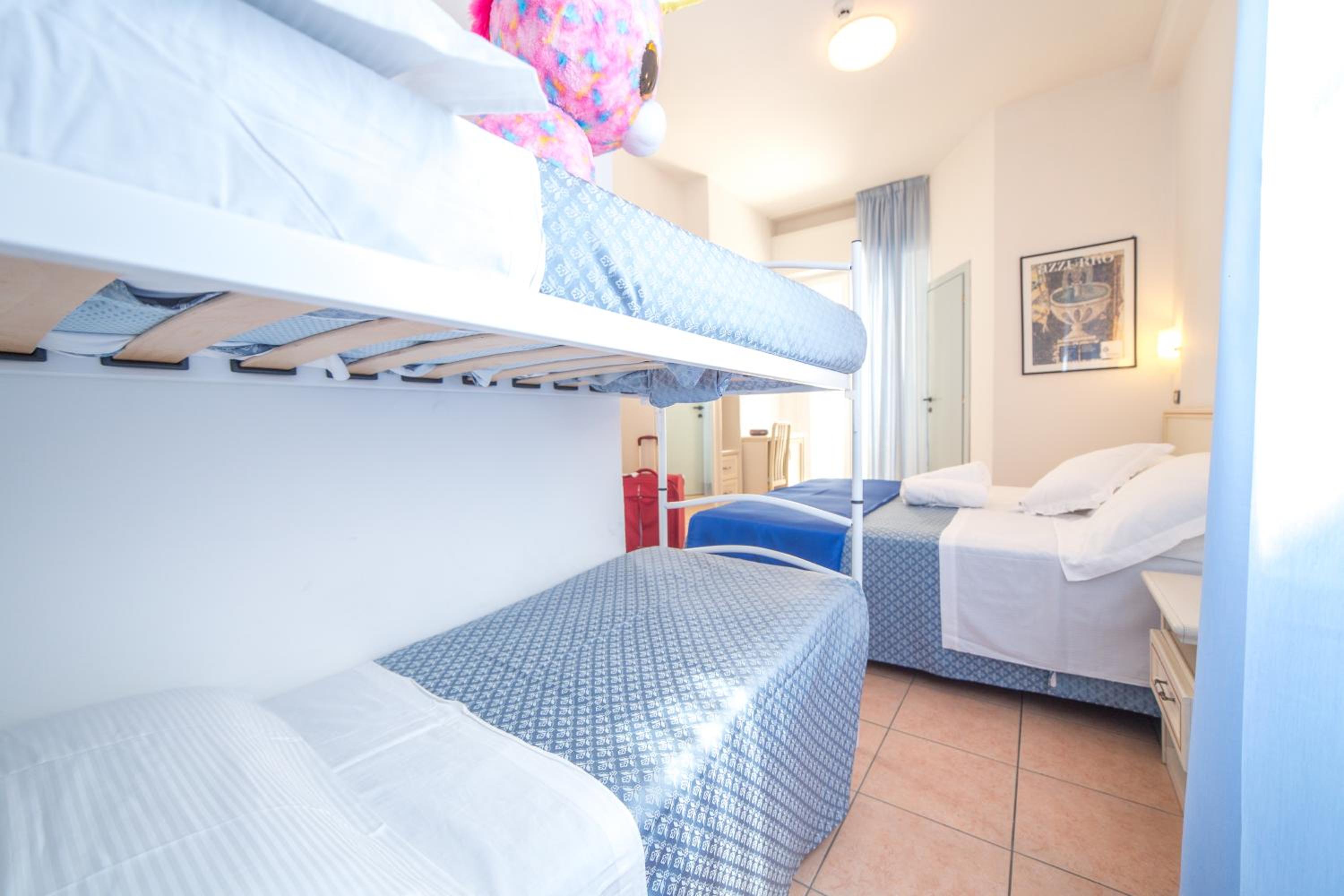 Quadruple Room with Balcony - Photo 5