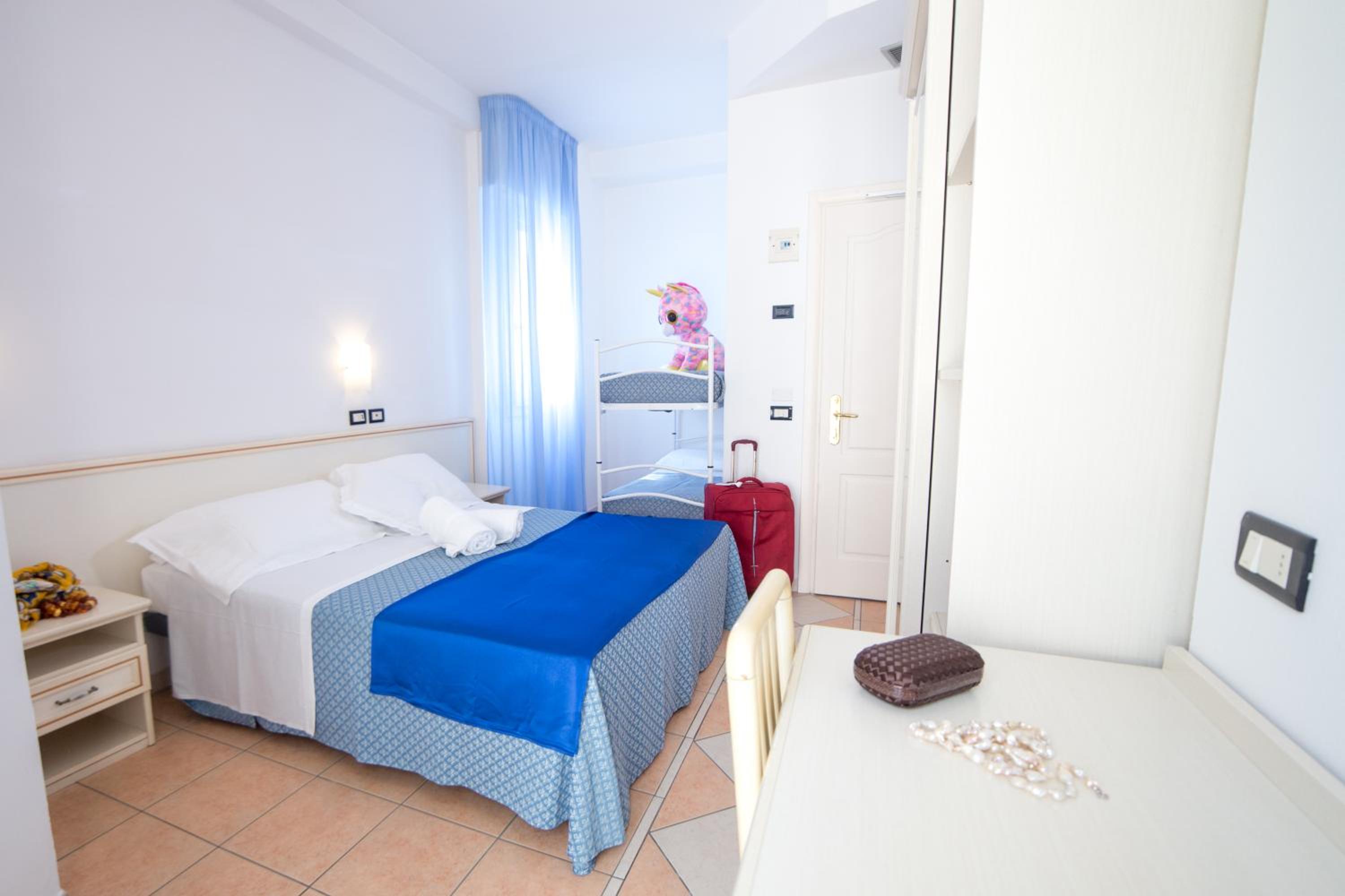 Quadruple Room with Balcony - Photo 6