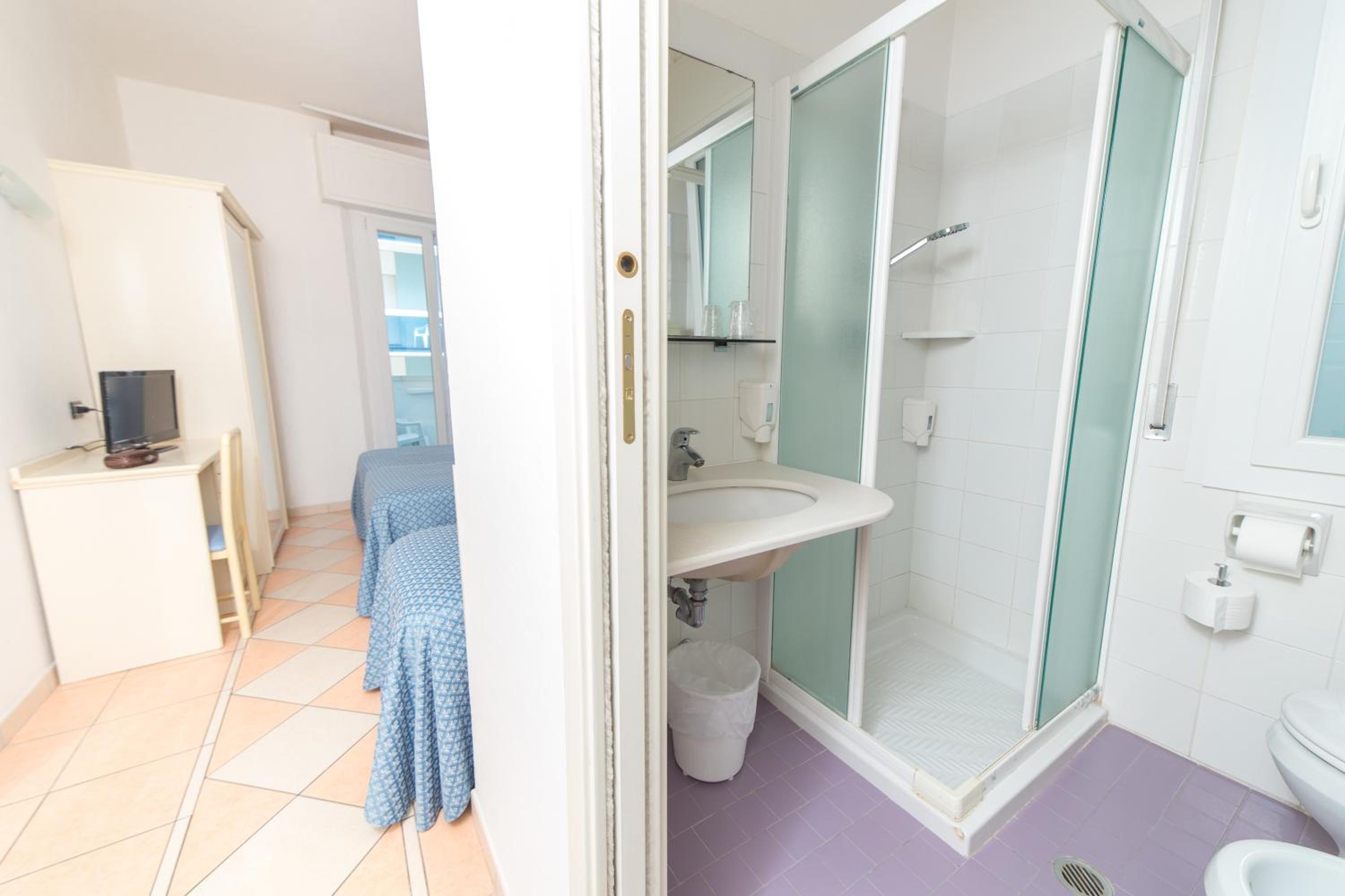 Triple Room with Balcony - Photo 4