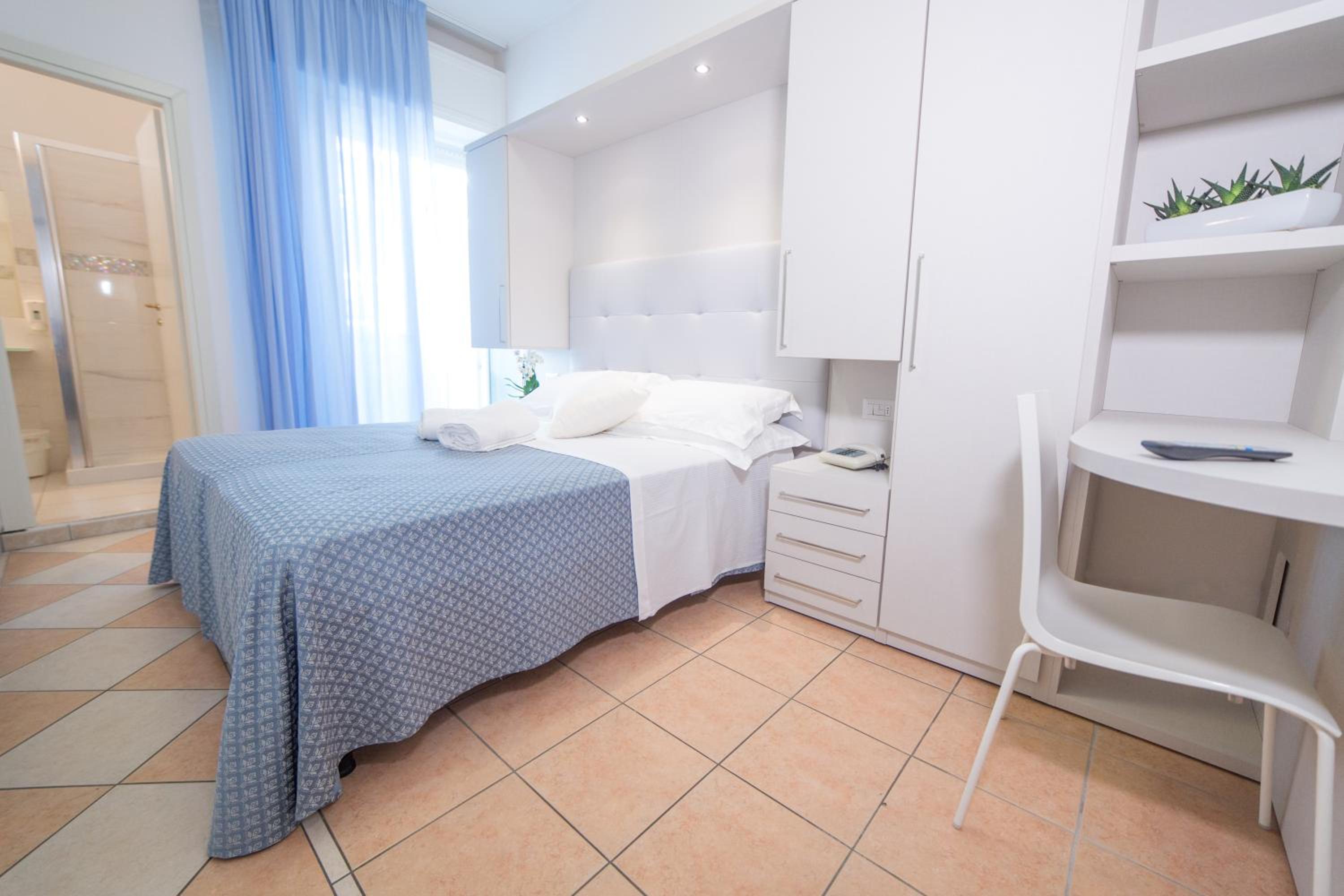 Double Room with Balcony - Photo 2