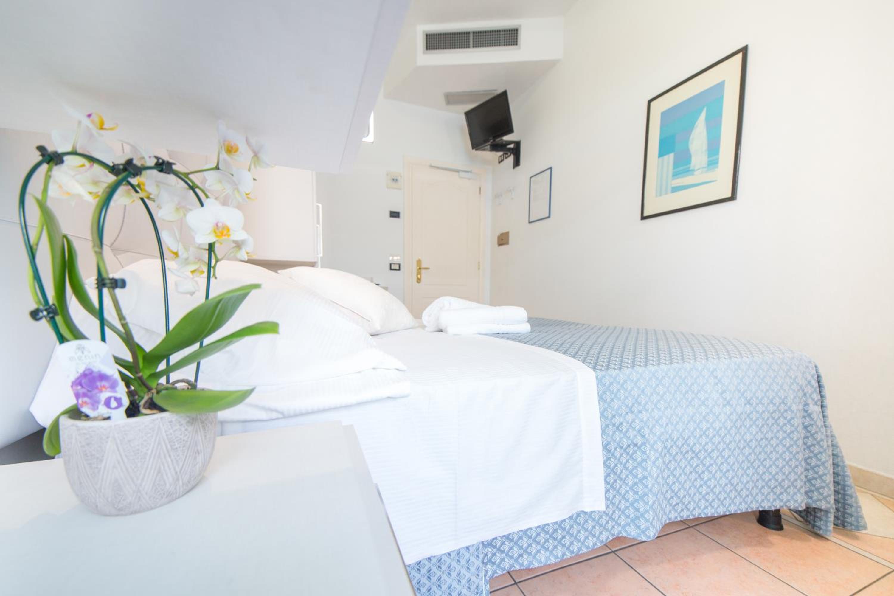 Double Room with Balcony - Photo 7