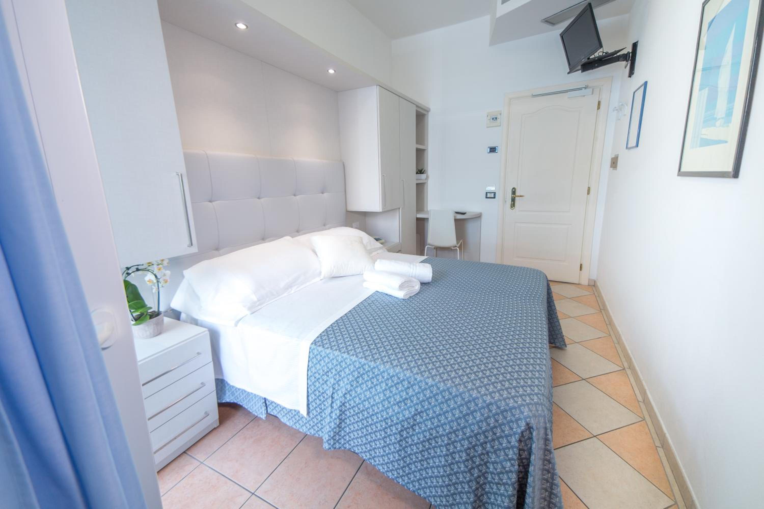 Double Room with Balcony - Photo 5