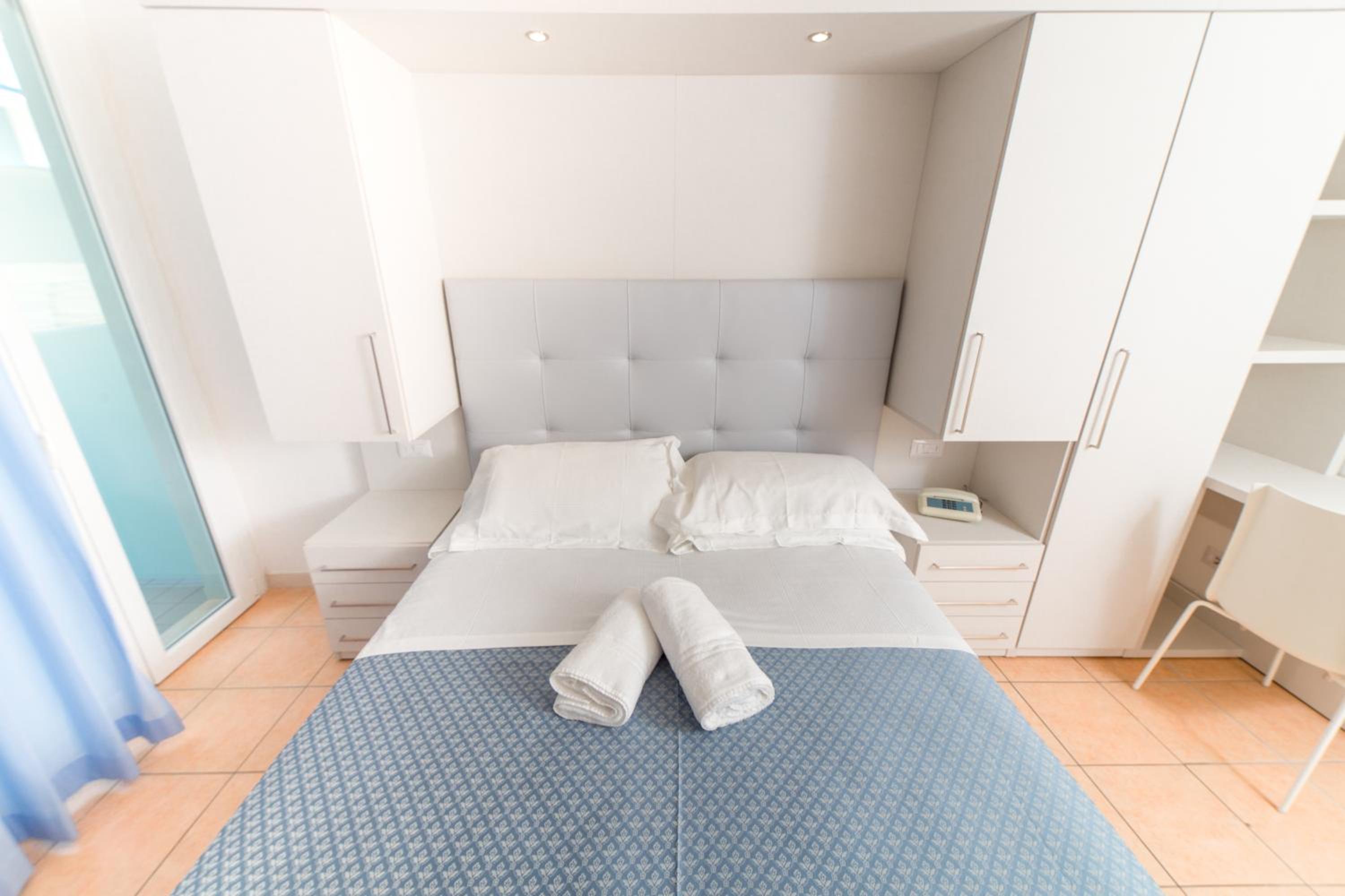 Double Room with Balcony - Photo 12
