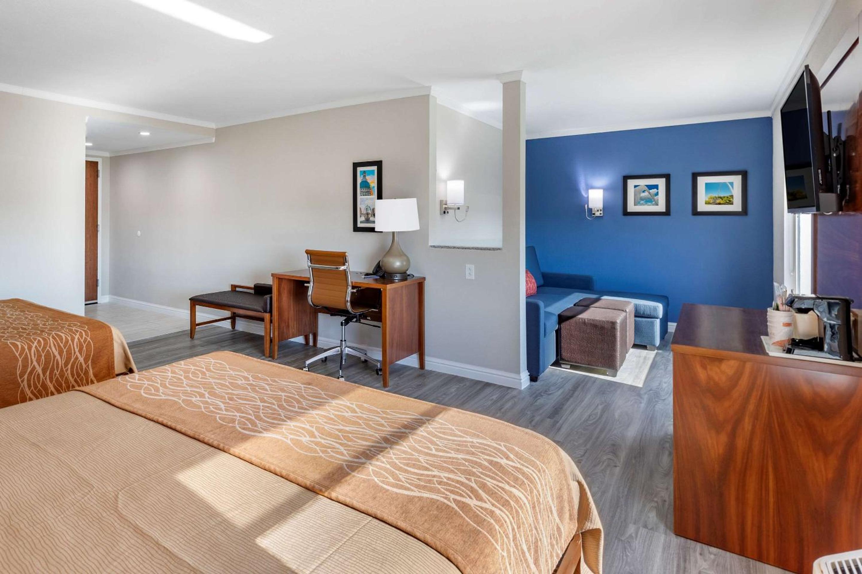 2 Queen Beds, Corner Suite, Nonsmoking, Upgrade - Photo 1
