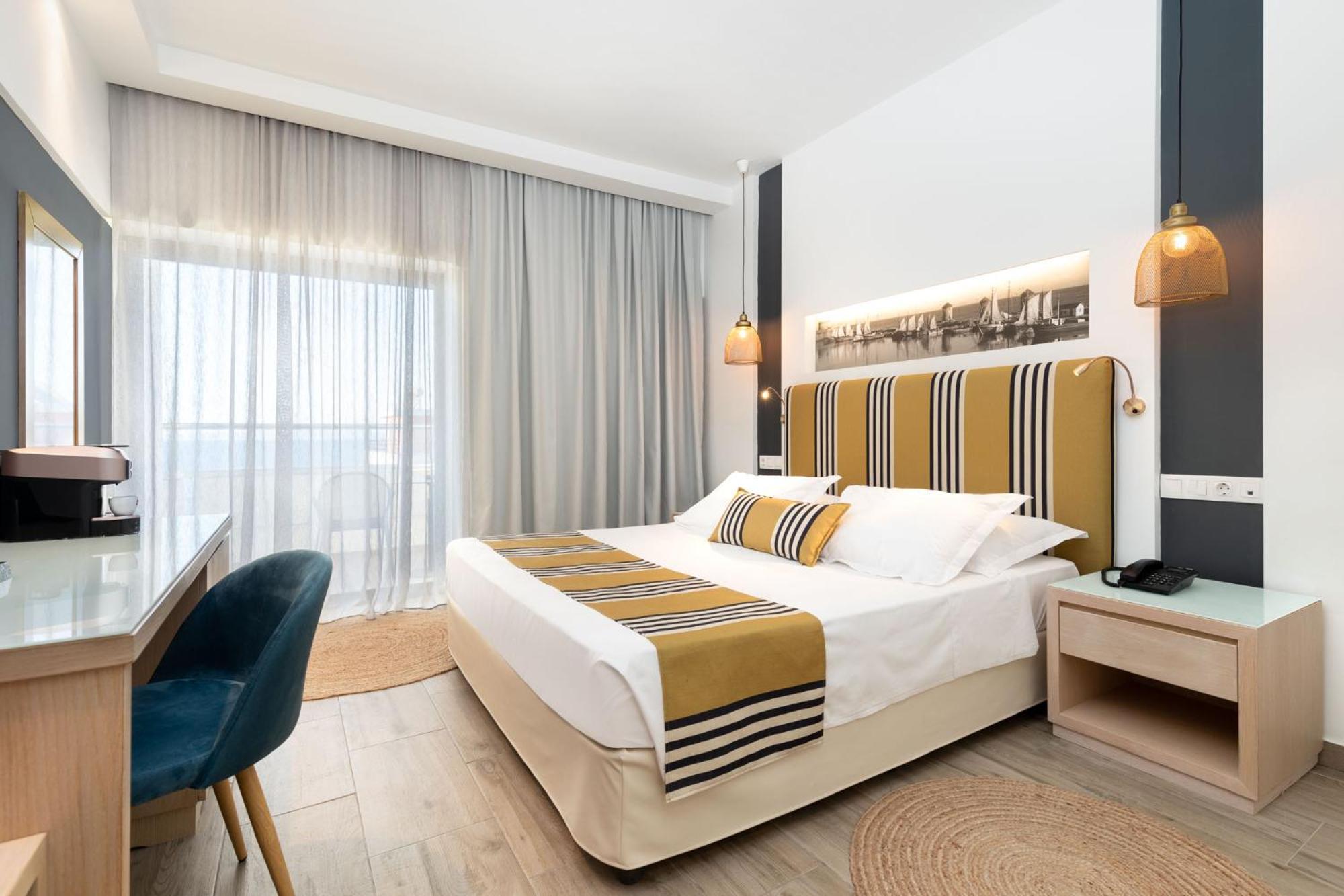 Privilege Room with Kingsize bed and Balcony with Sea View  - Photo 4