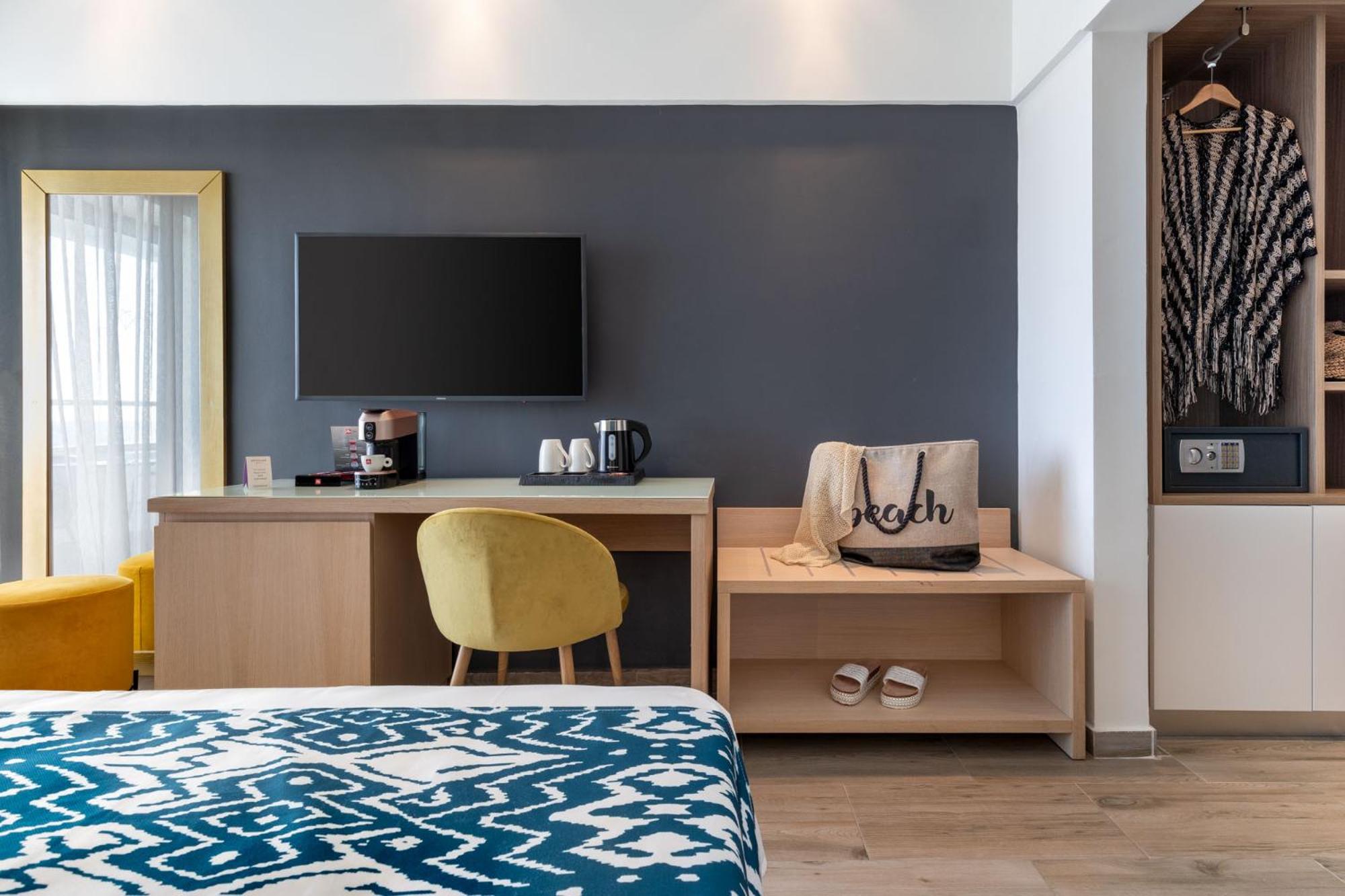 Privilege Room with Kingsize bed and Balcony with Sea View  - Photo 2