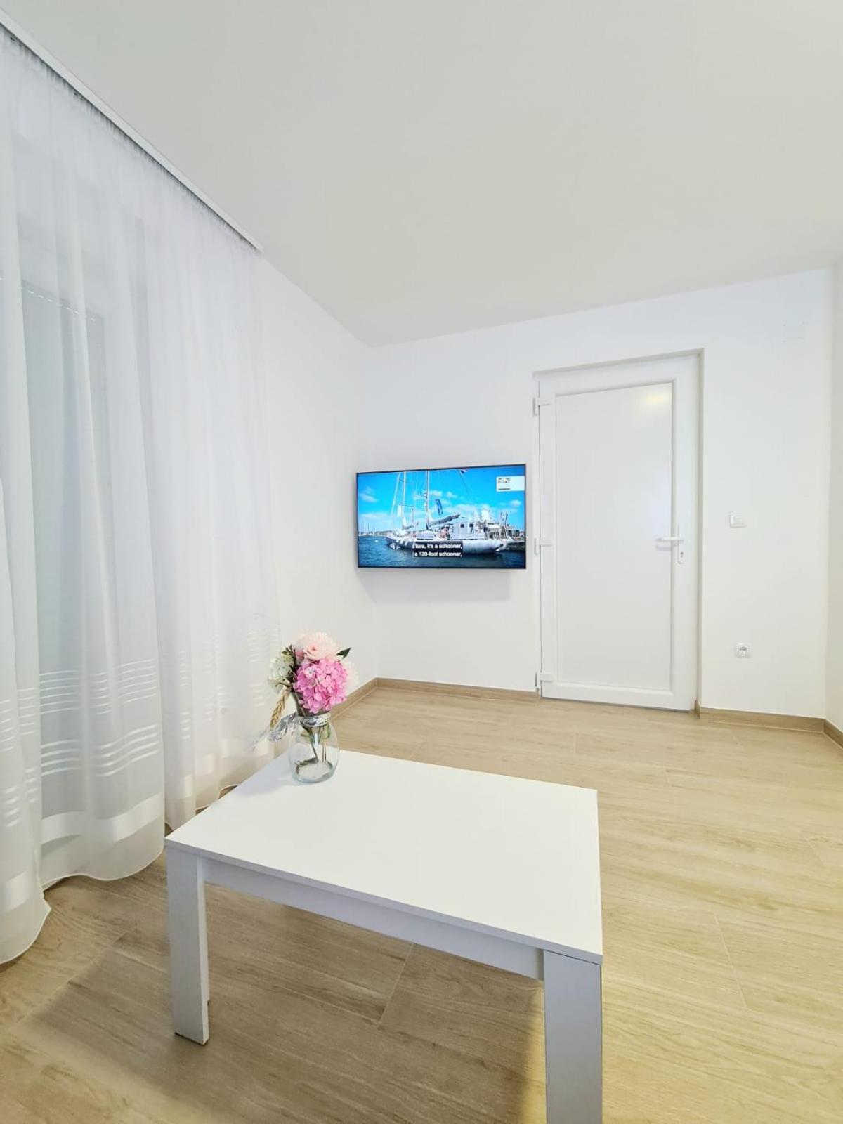 One-Bedroom Apartment - Photo 6