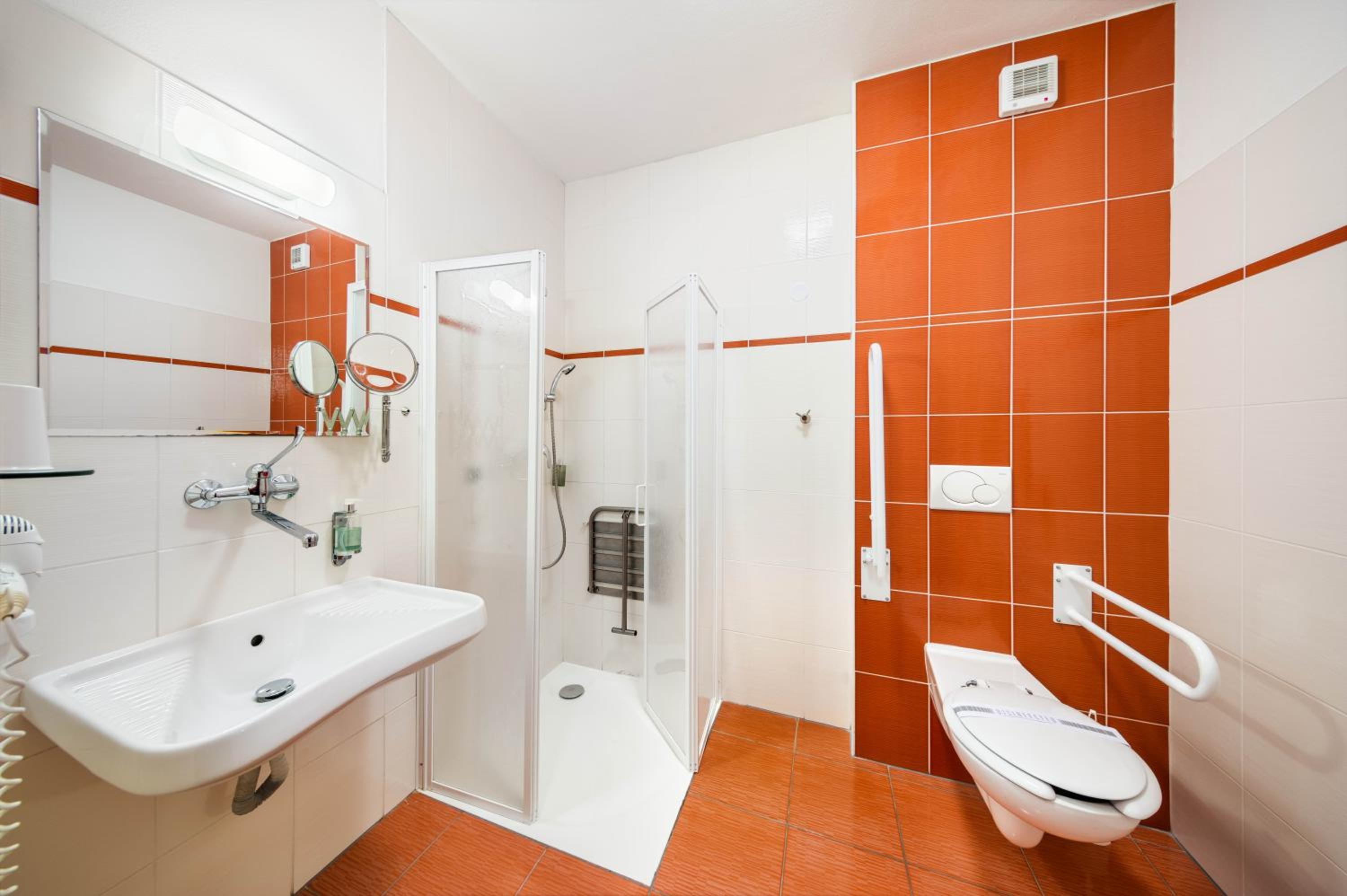 Double or Twin Room - Photo 5