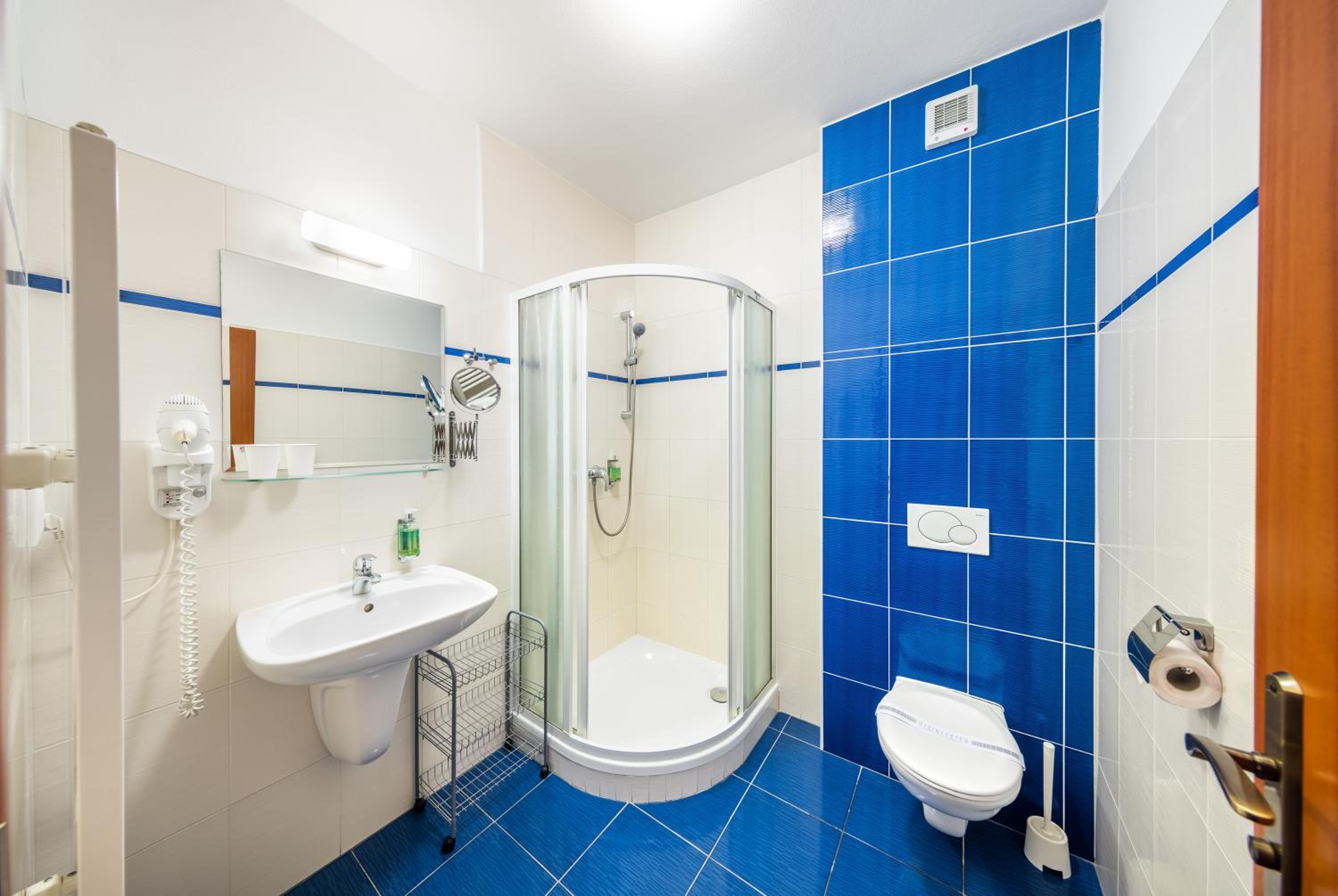 Double or Twin Room - Photo 4