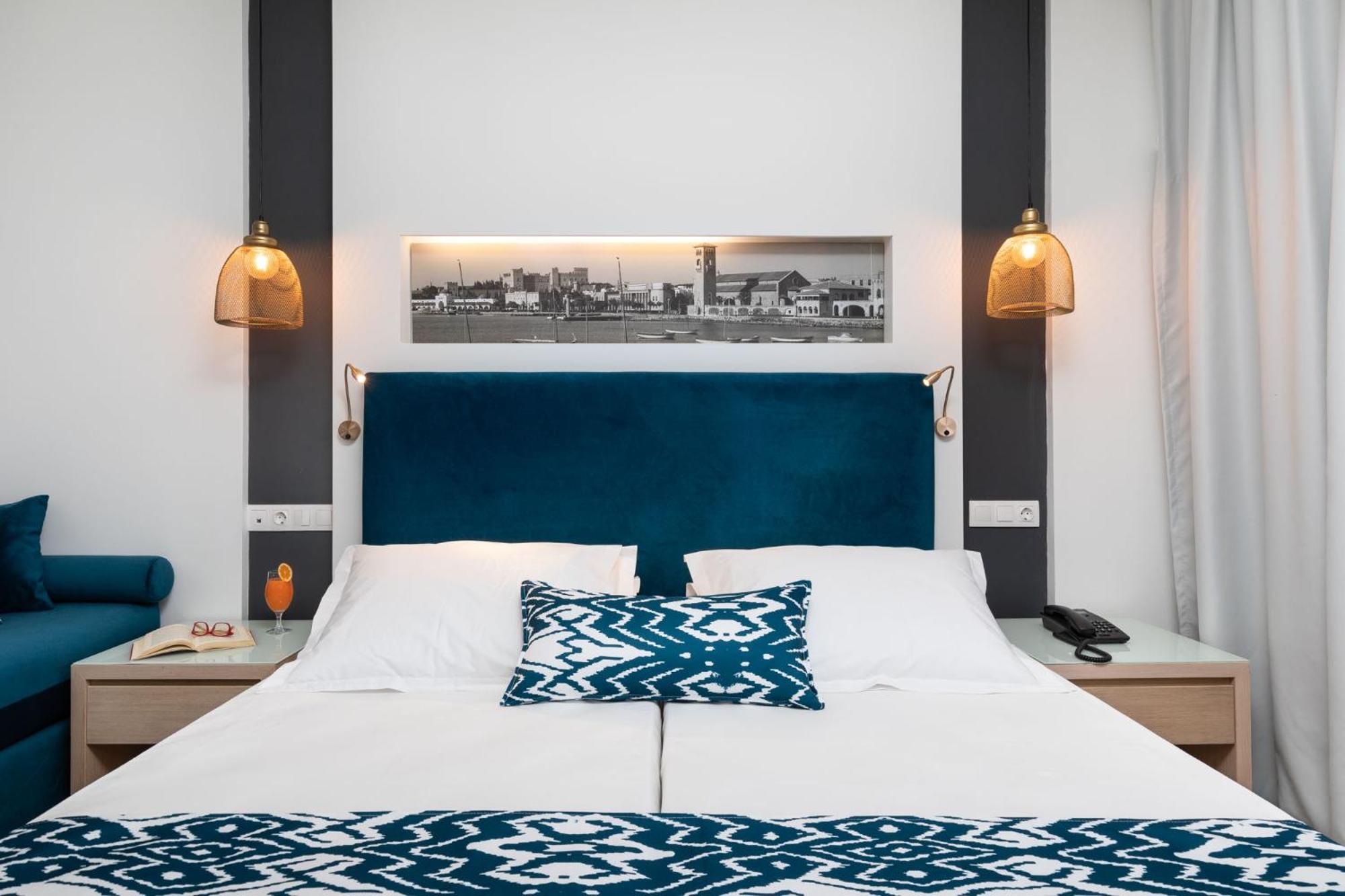 Superior Room with 2 Single beds, single Sofa bed and Balcony - Photo 1