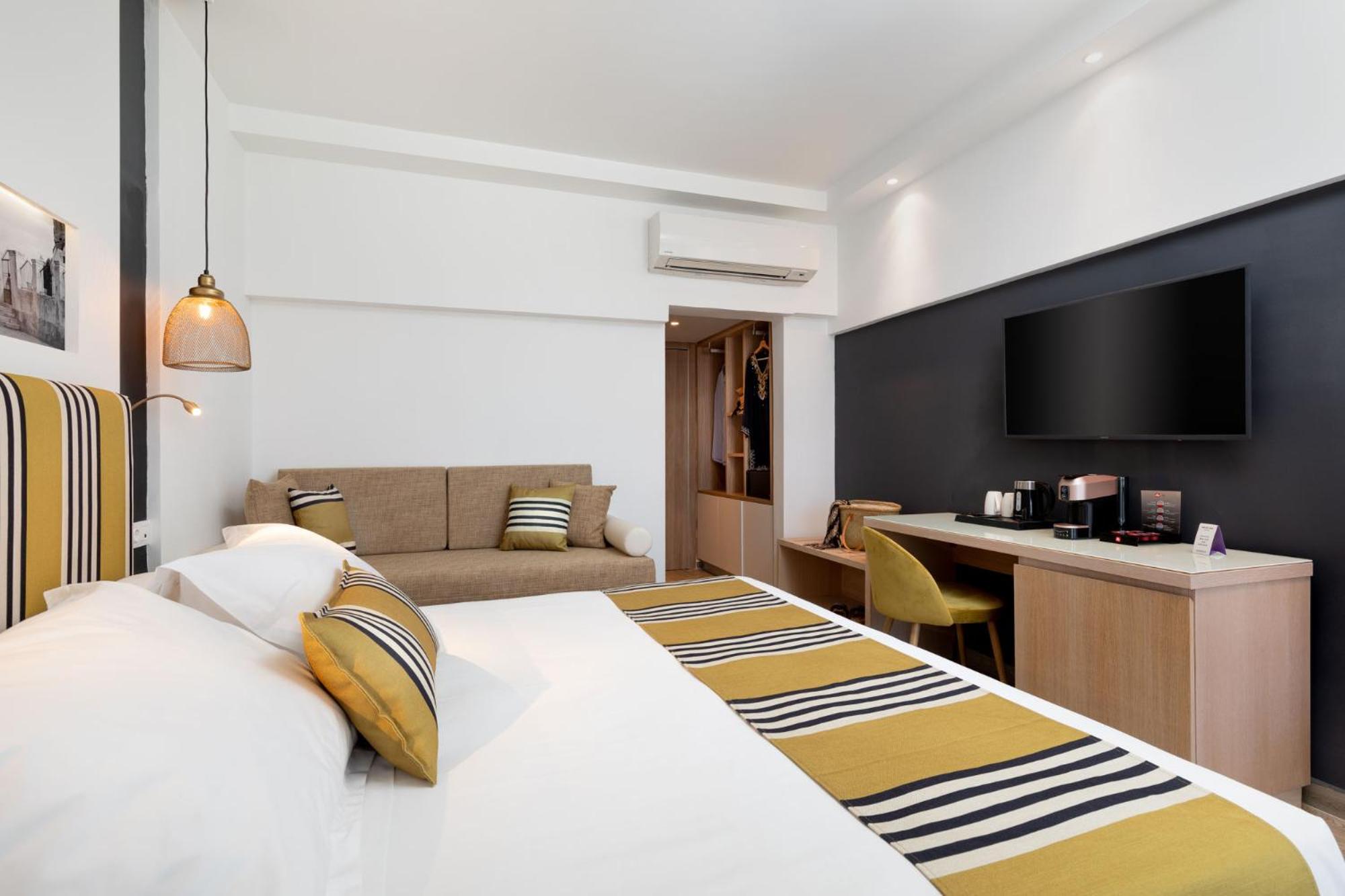 Privilege Room with Kingbed or Twin bed, single Sofa bed with Balcony and Sea View - Photo 7