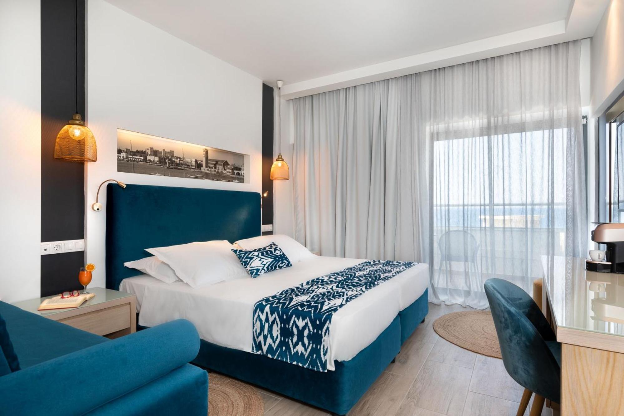 Privilege Room with Kingbed or Twin bed, single Sofa bed with Balcony and Sea View - Photo 8