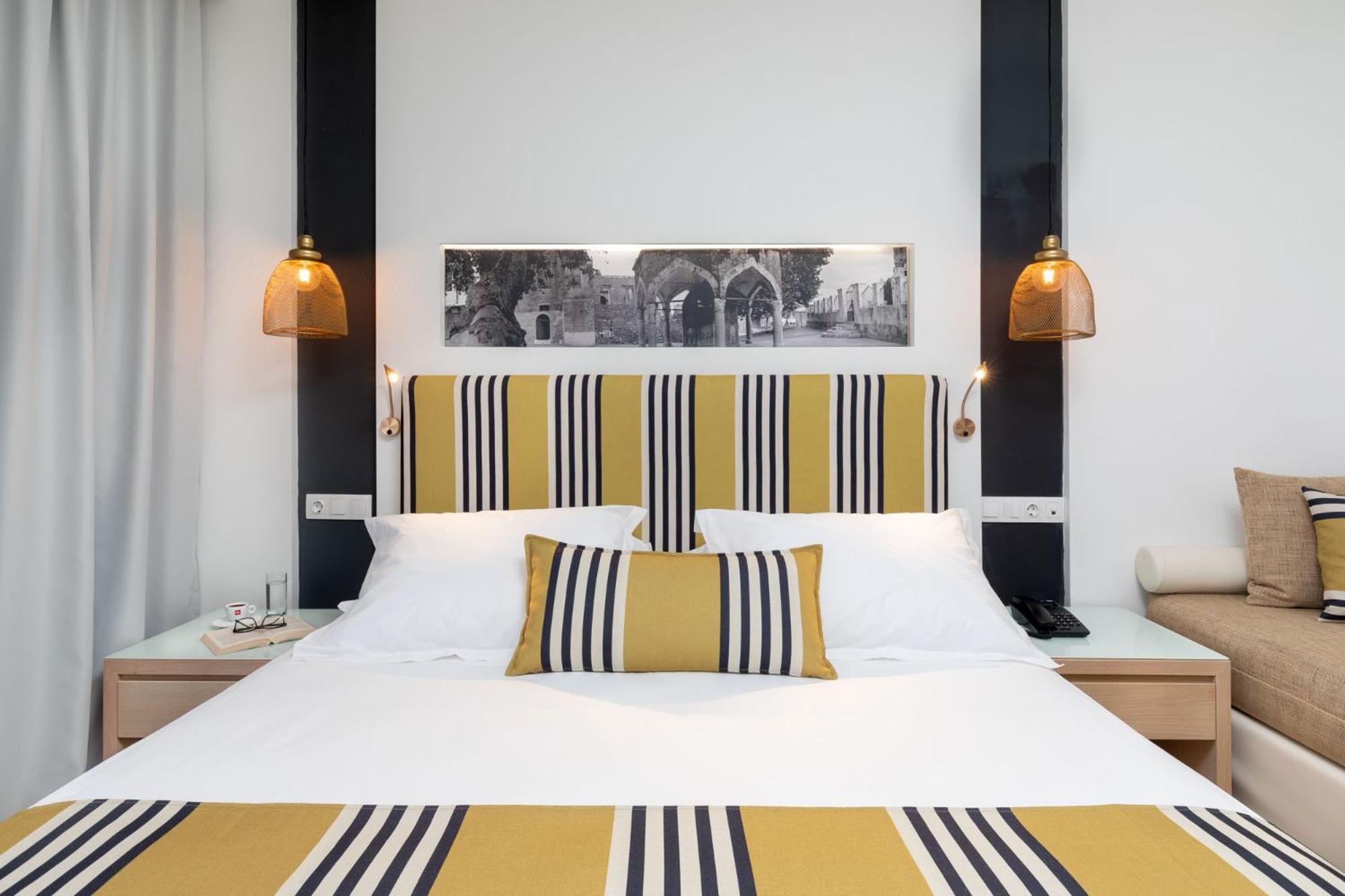 Superior Room with Kingsize bed, single Sofa bed and Balcony  - Photo 1