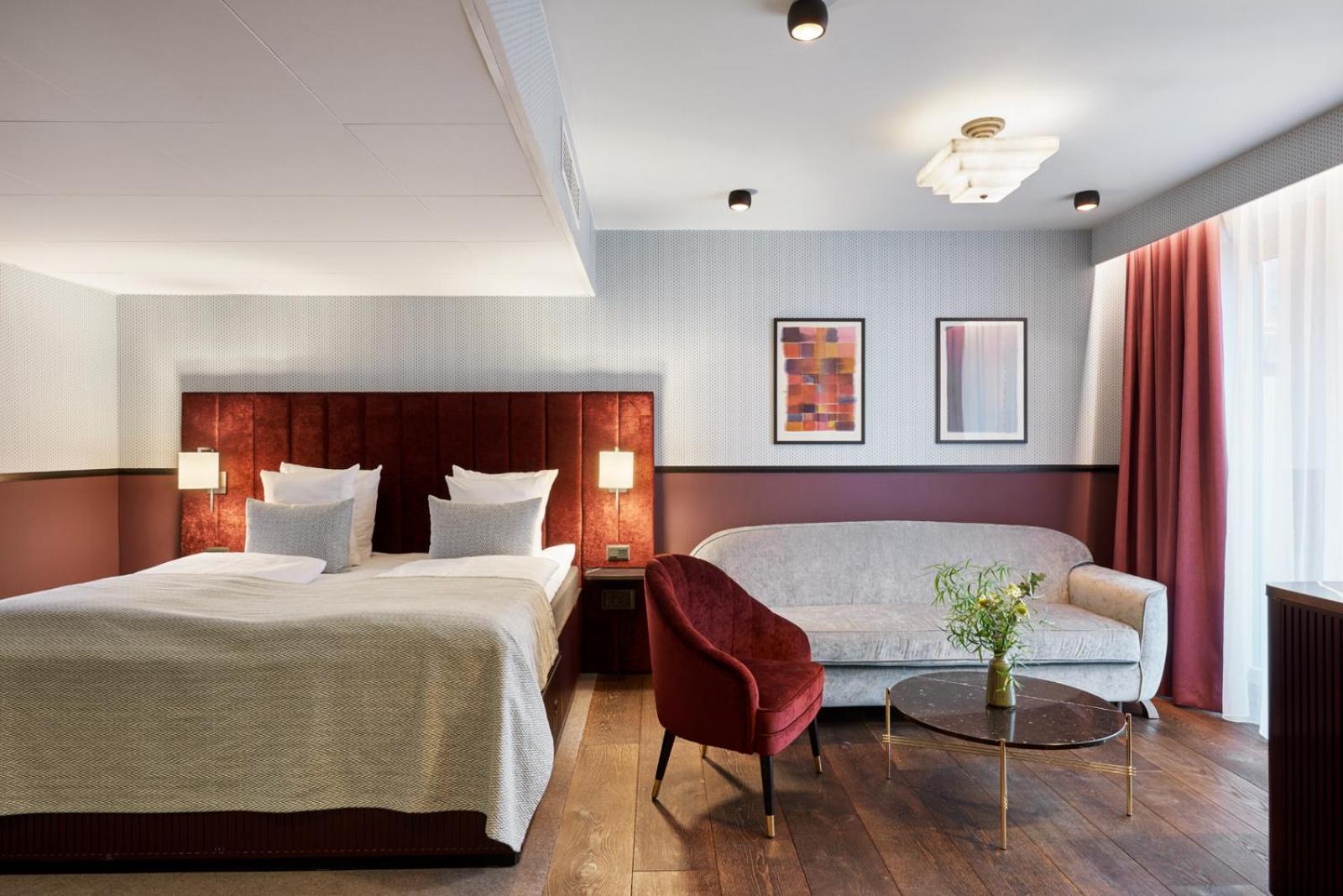 King Room With Balcony - Photo 6