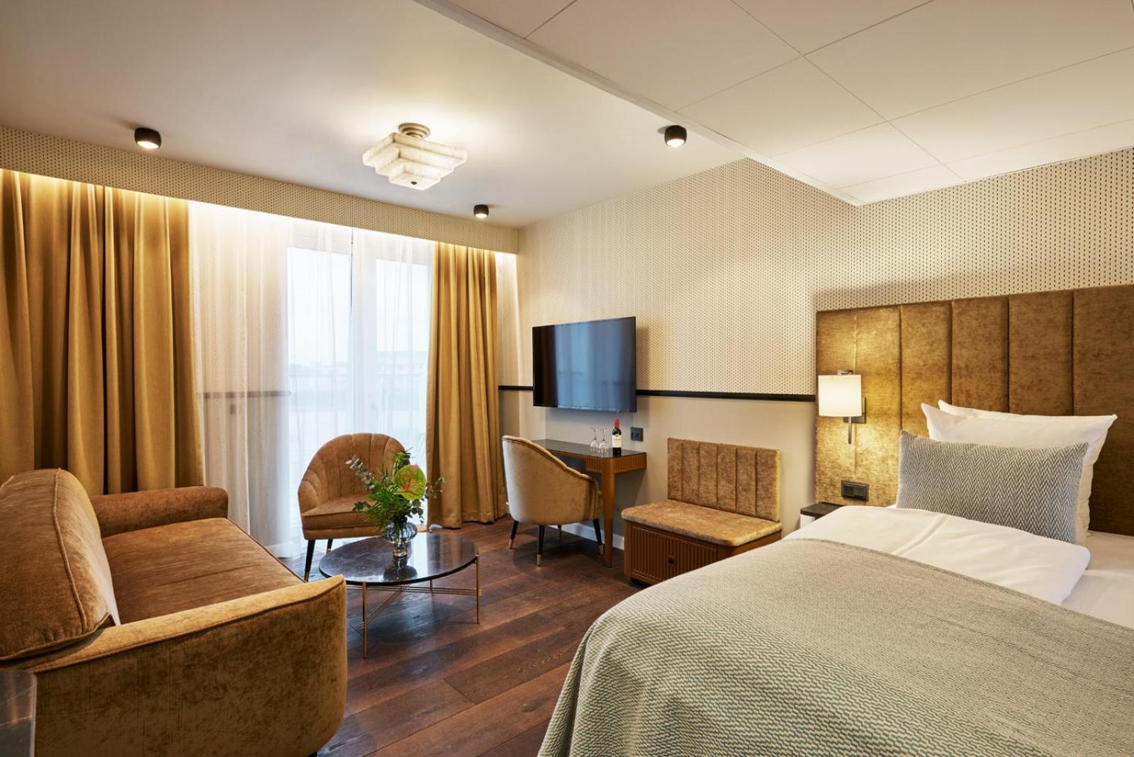 King Room With Balcony - Photo 7