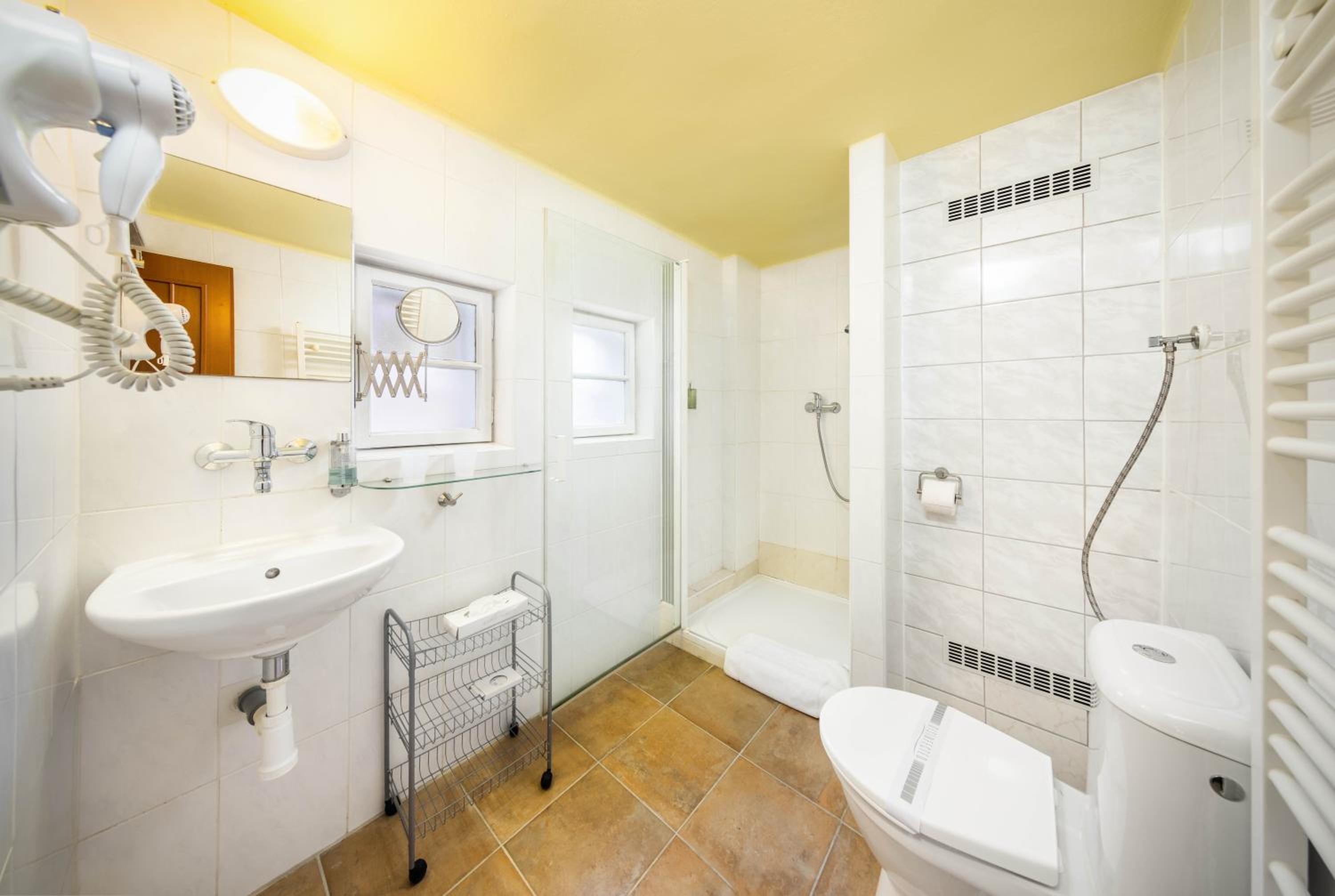 Large Double or Twin Room - Photo 3