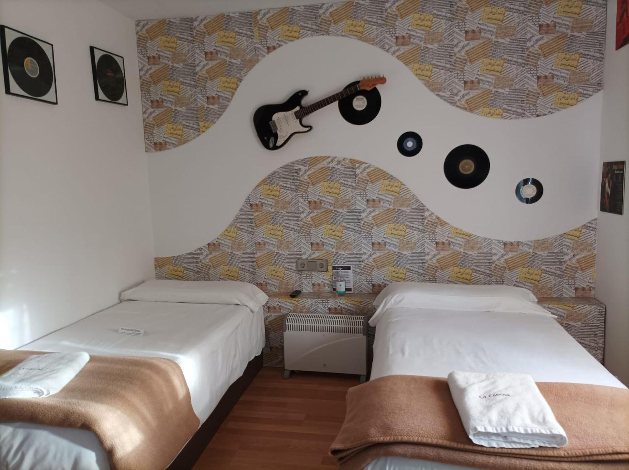 Twin Room with Private Bathroom photo 2