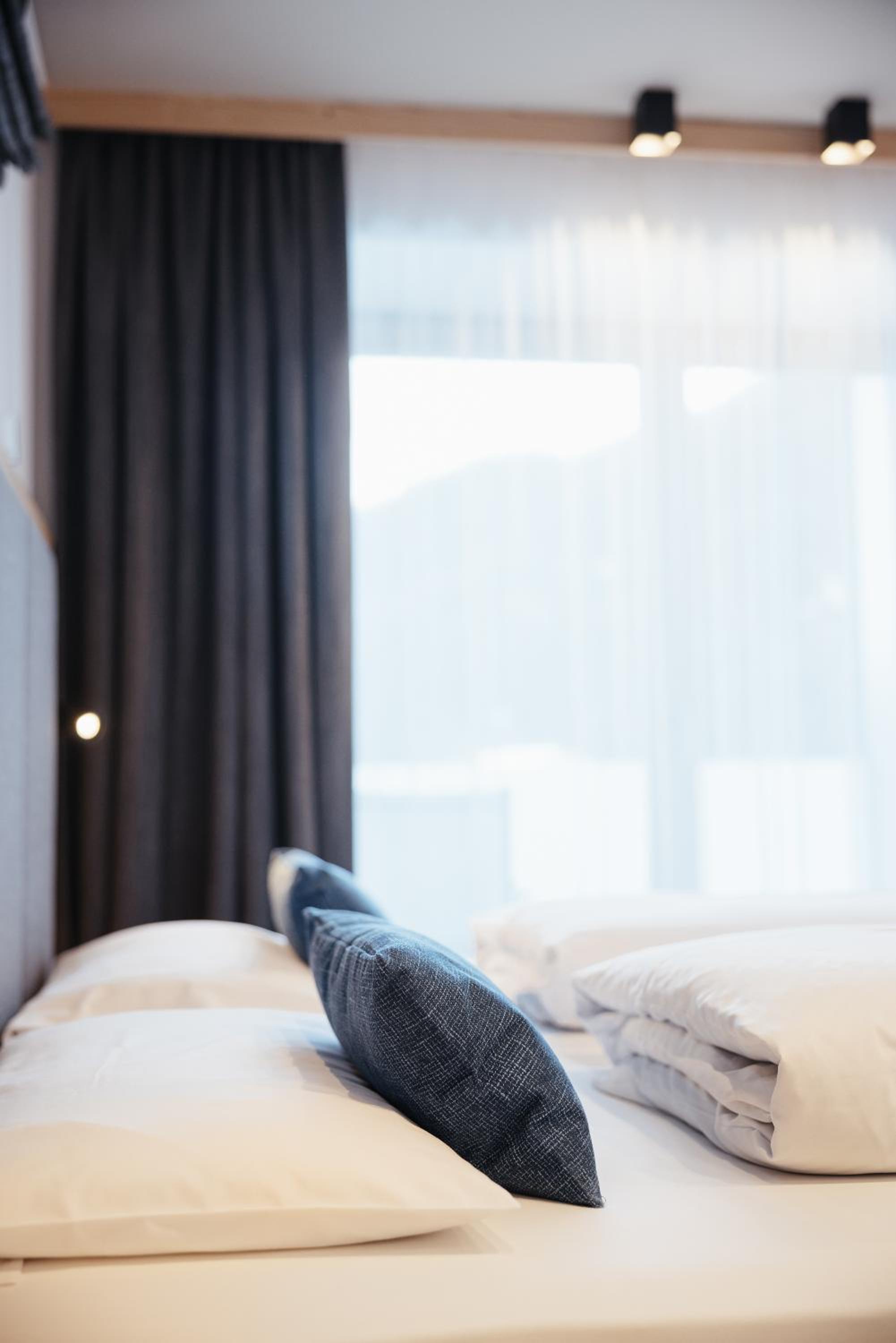 Standard Double or Twin Room with Balcony - Photo 15