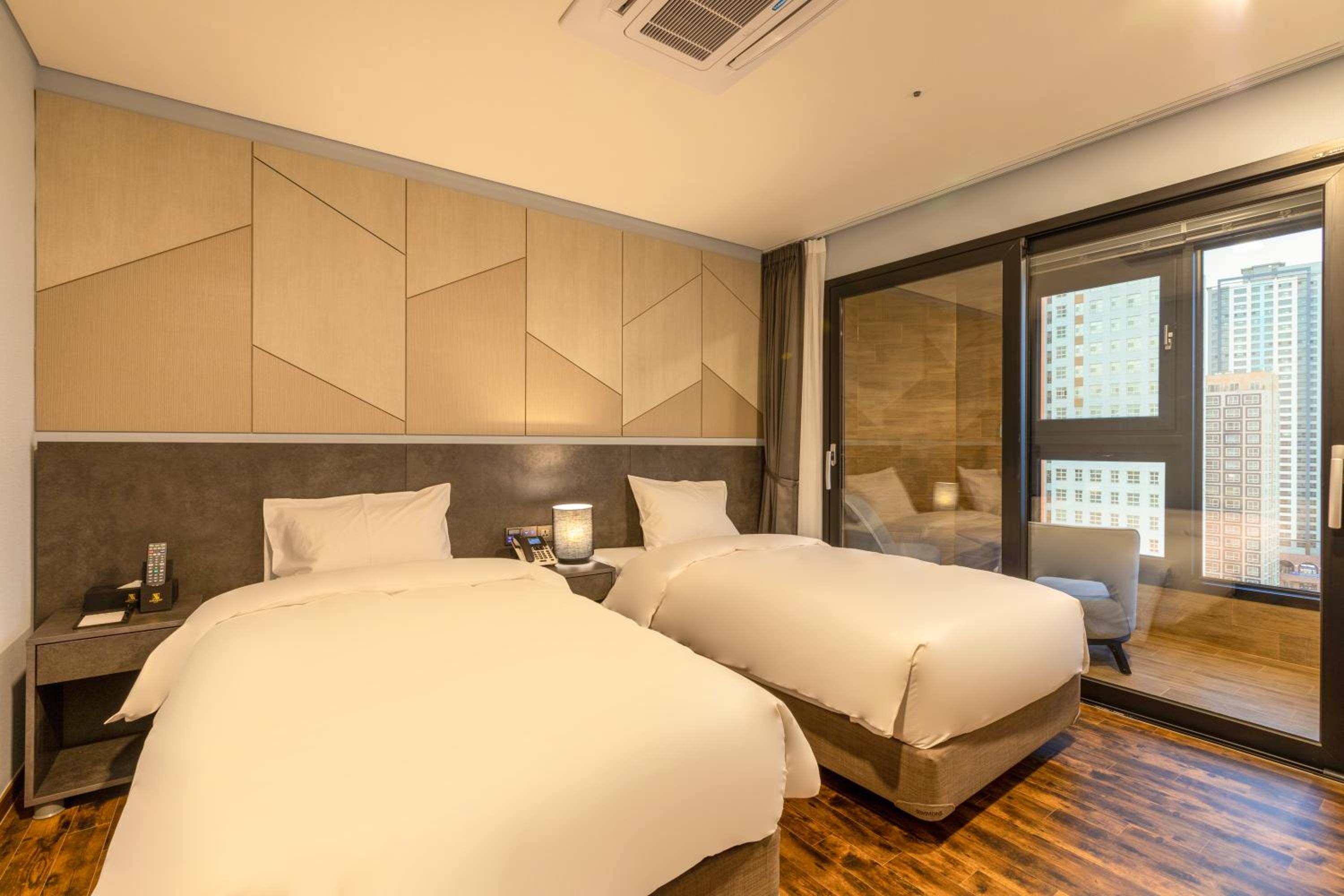 Superior Twin Room with City View - Photo 4