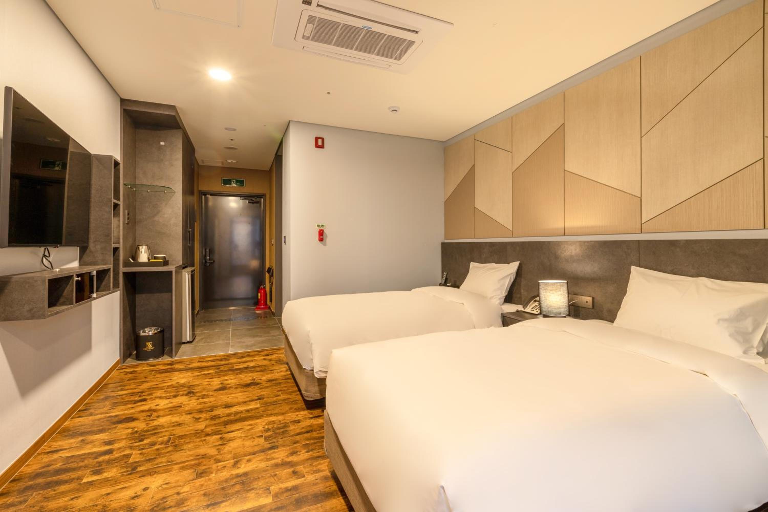 Superior Twin Room with City View - Photo 1