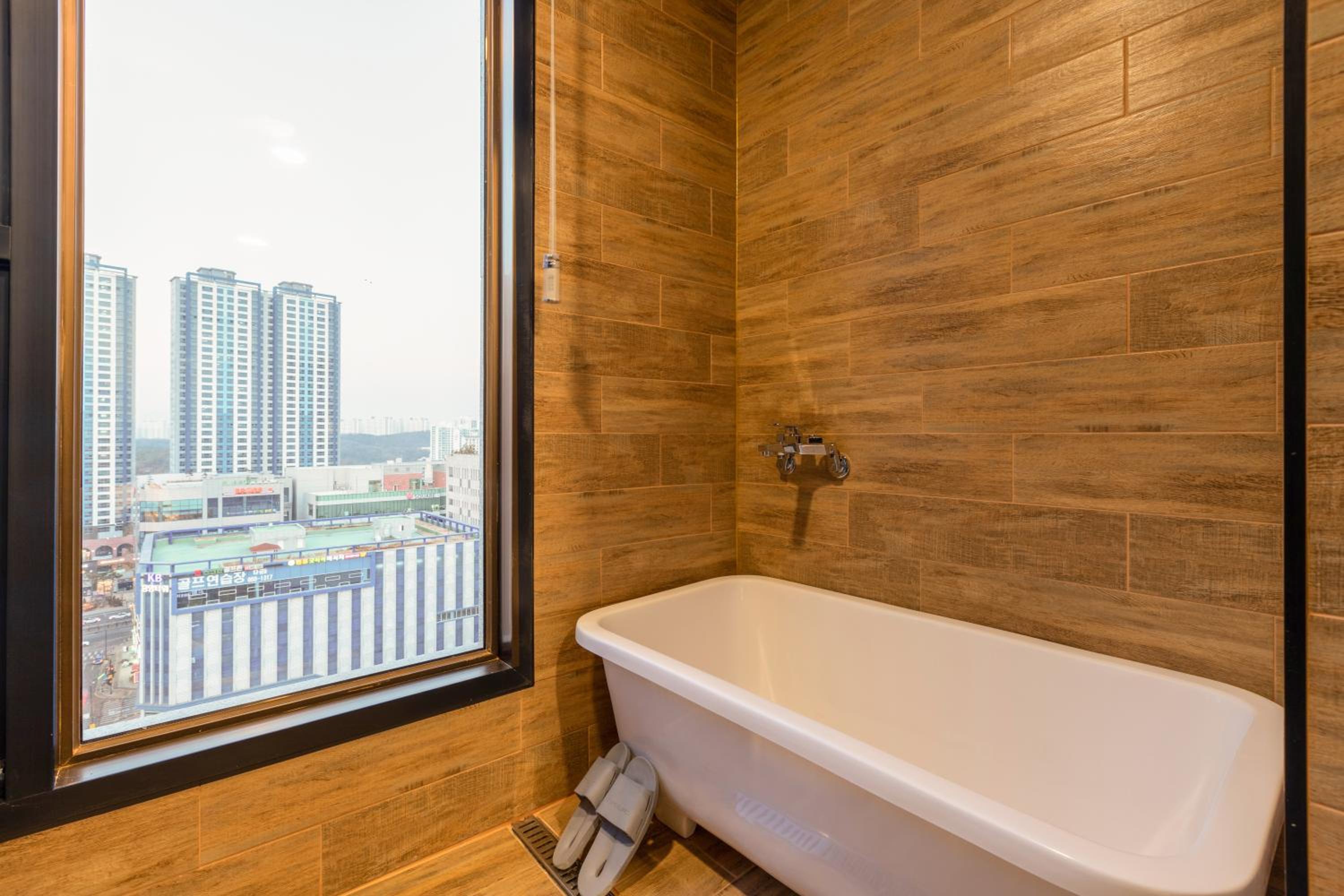 Superior Twin Room with City View - Photo 9