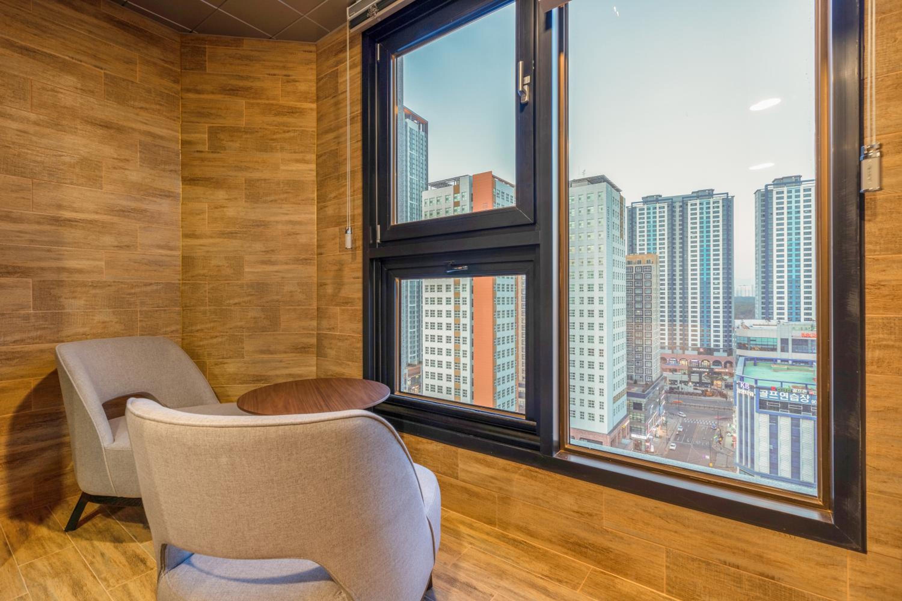 Superior Twin Room with City View - Photo 8