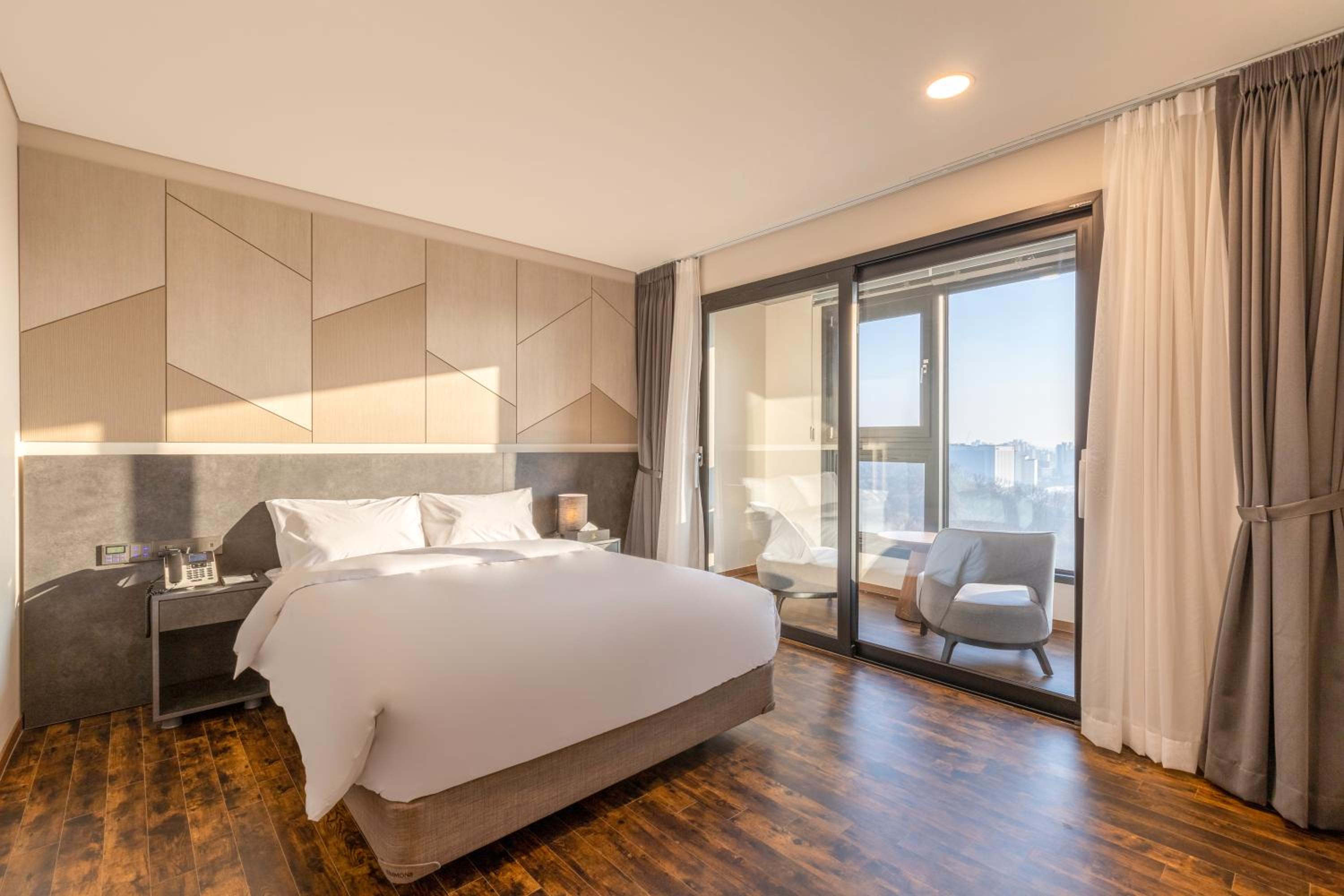 Deluxe Double Room with Balcony - Photo 10