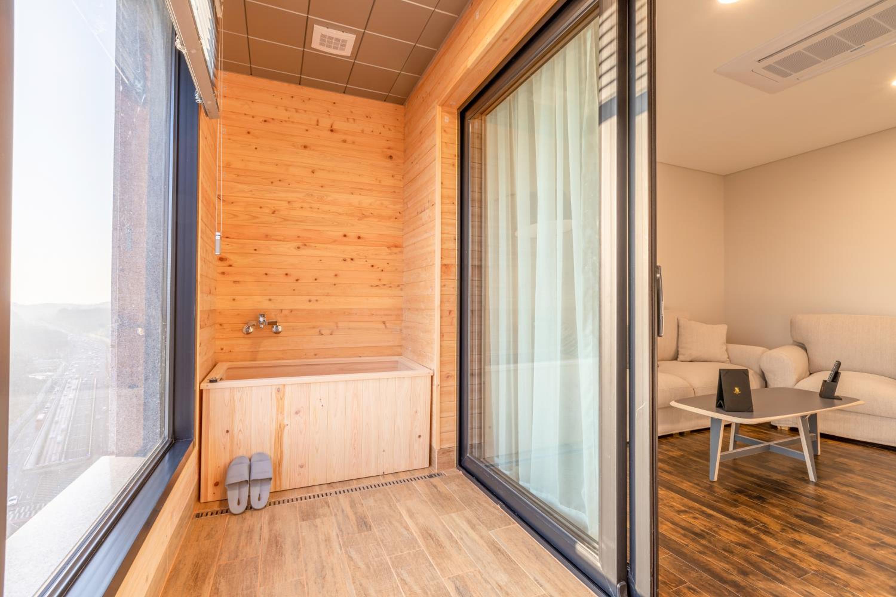 Deluxe Double Room with Balcony - Photo 5