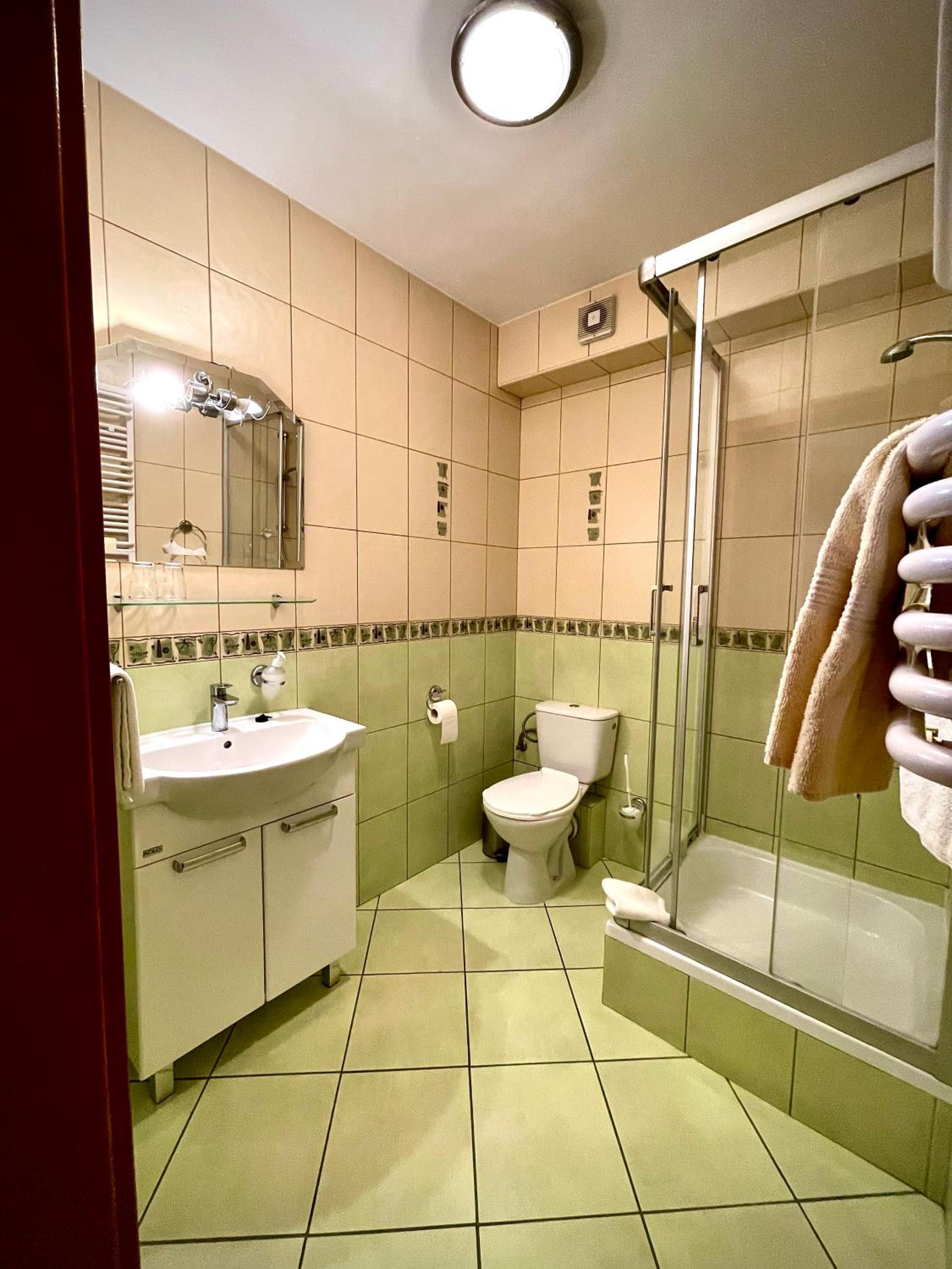 Large Double Room - Photo 3