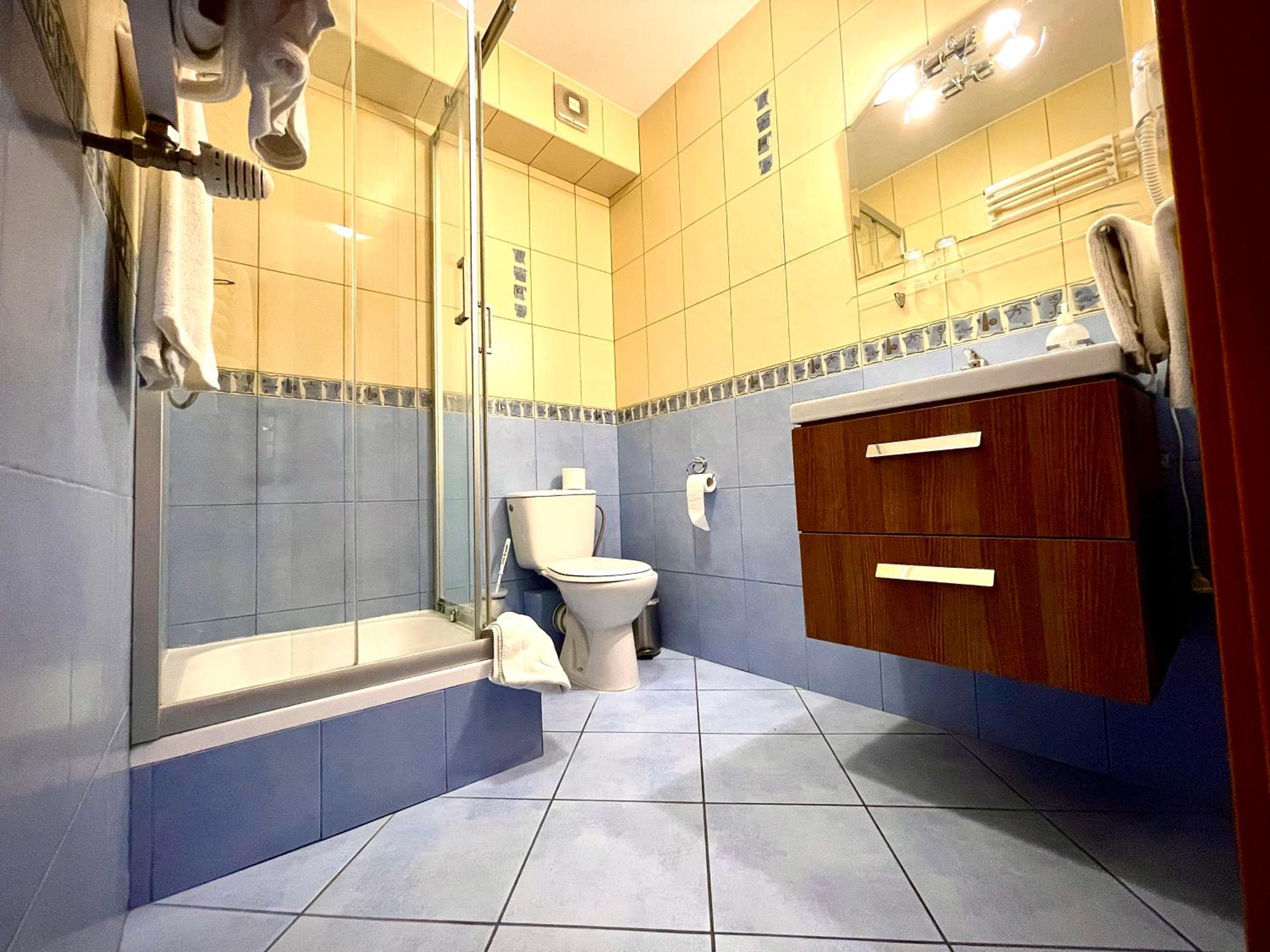 Large Double Room - Photo 4