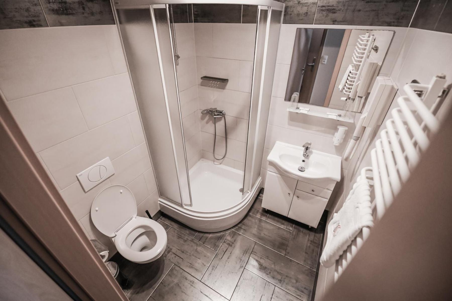 Twin Room - Photo 8