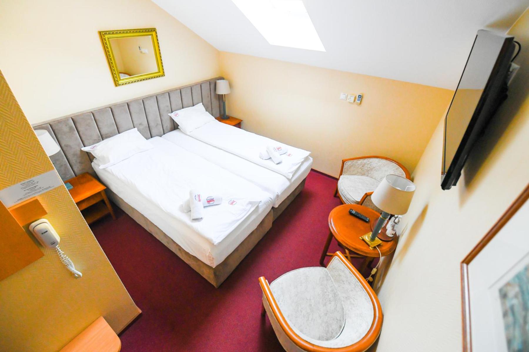 Twin Room - Photo 9