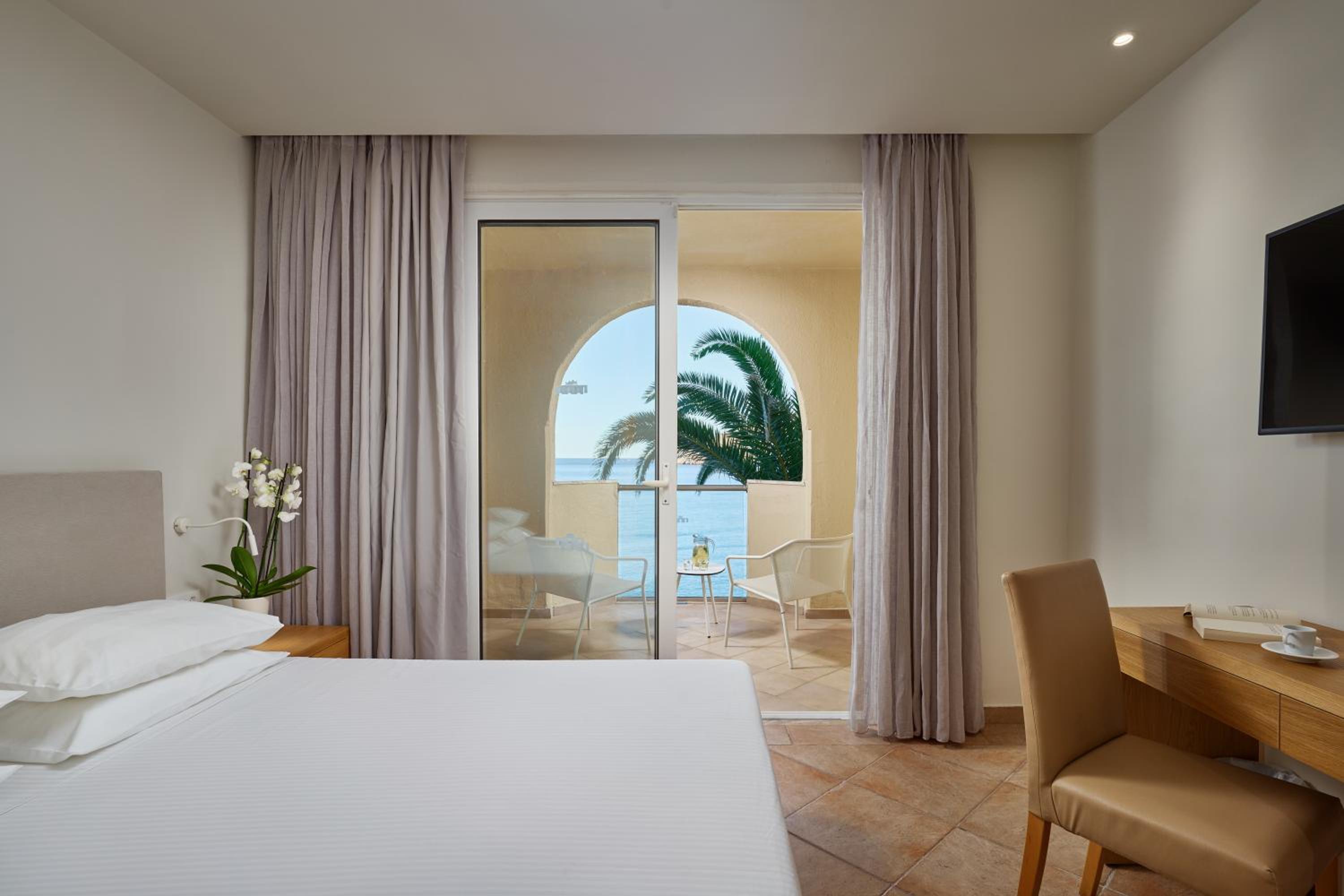 Deluxe Junior Suite with Sea View - Photo 4
