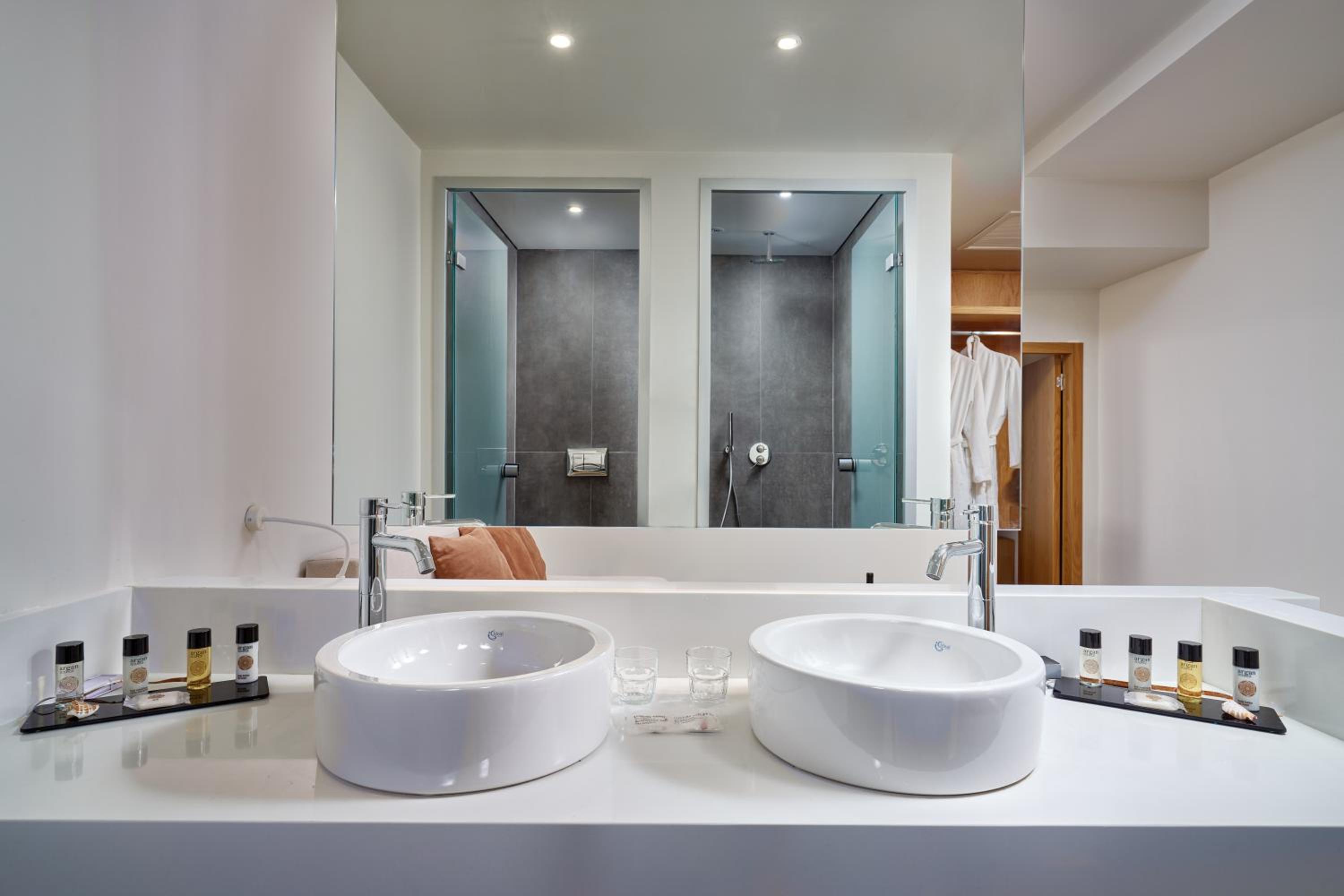 Deluxe Junior Suite with Sea View - Photo 3