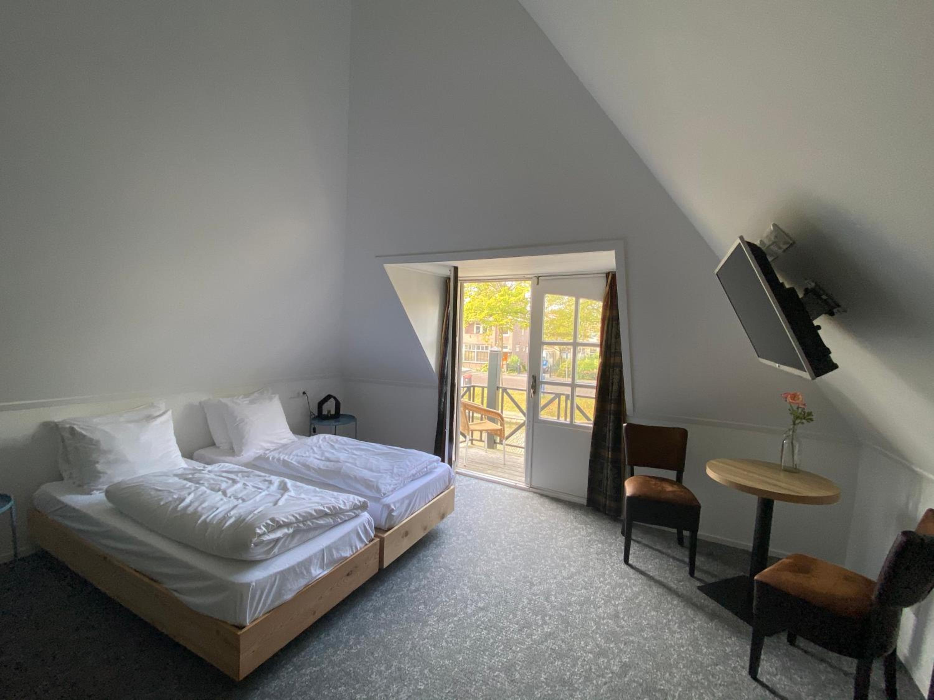Twin Room with Balcony photo 3