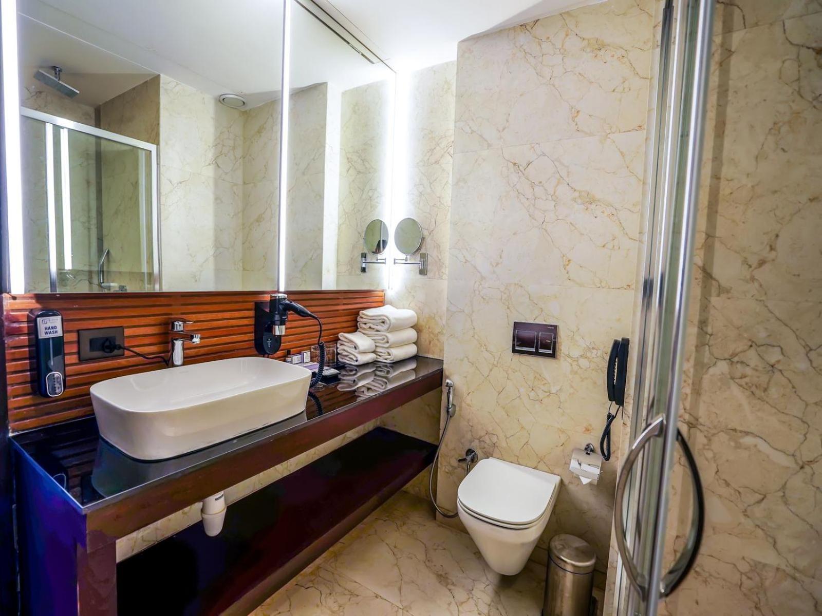 Deluxe King Room - Photo 4