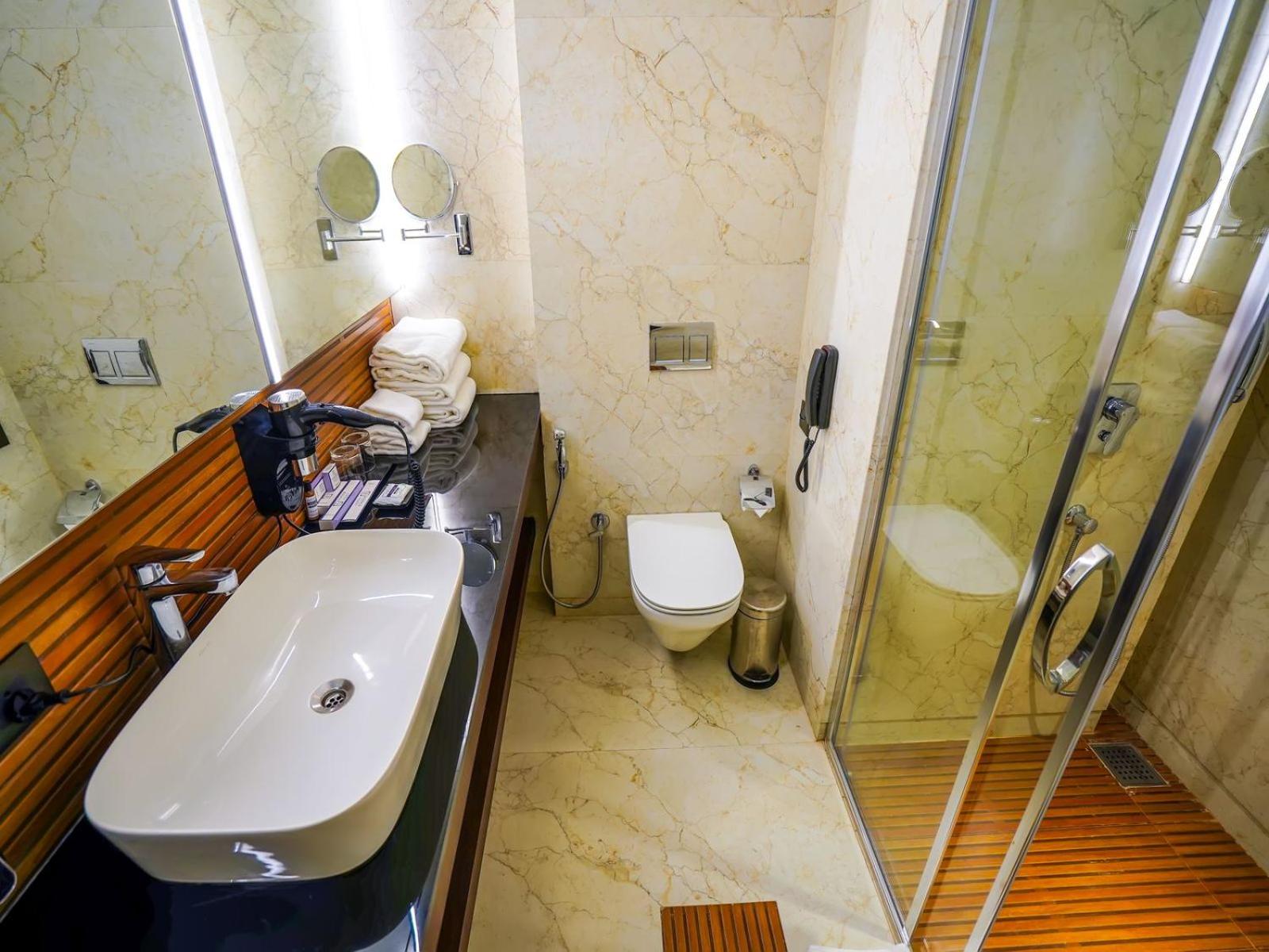 Deluxe King Room - Photo 3