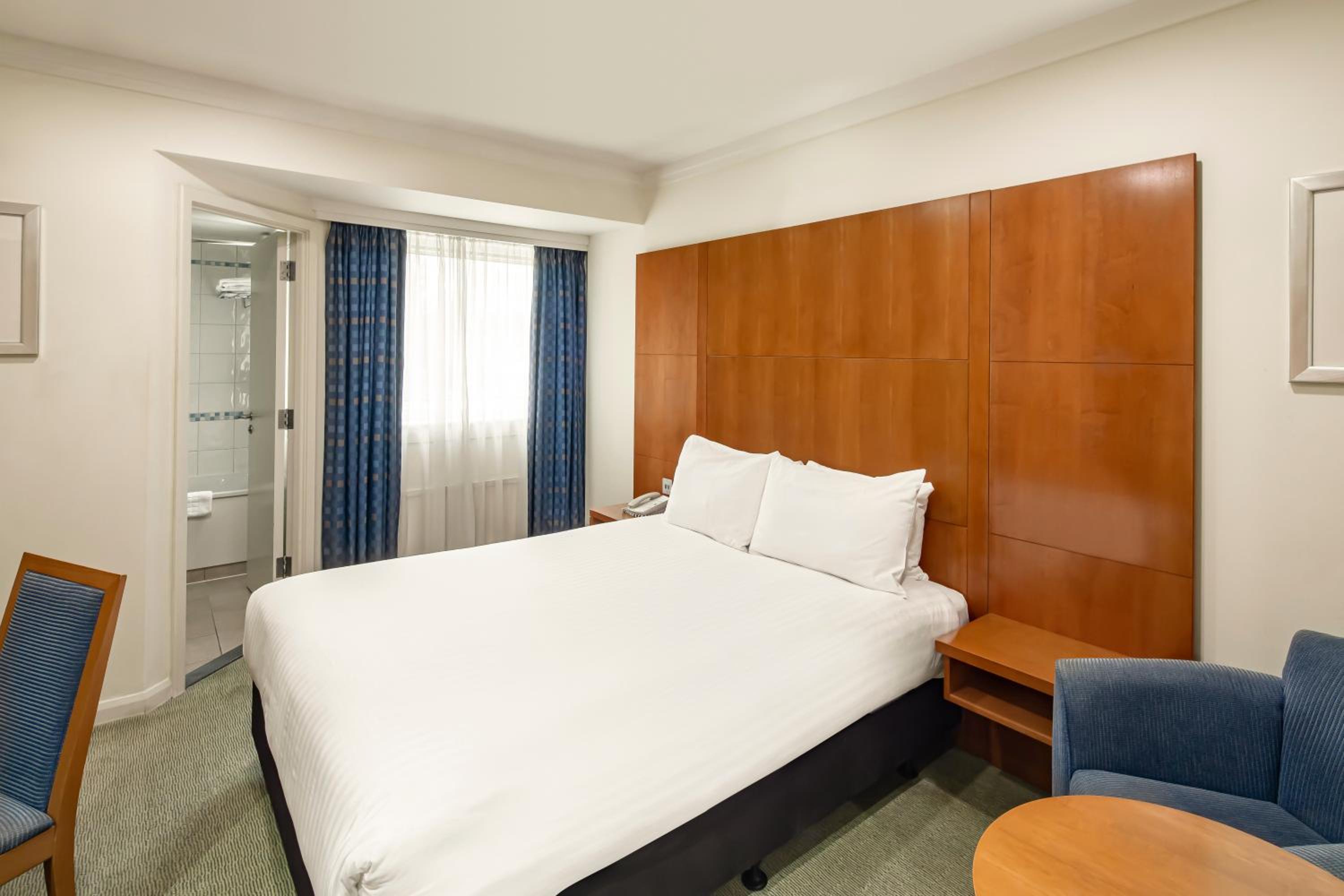 Standard Queen Room - Photo 4