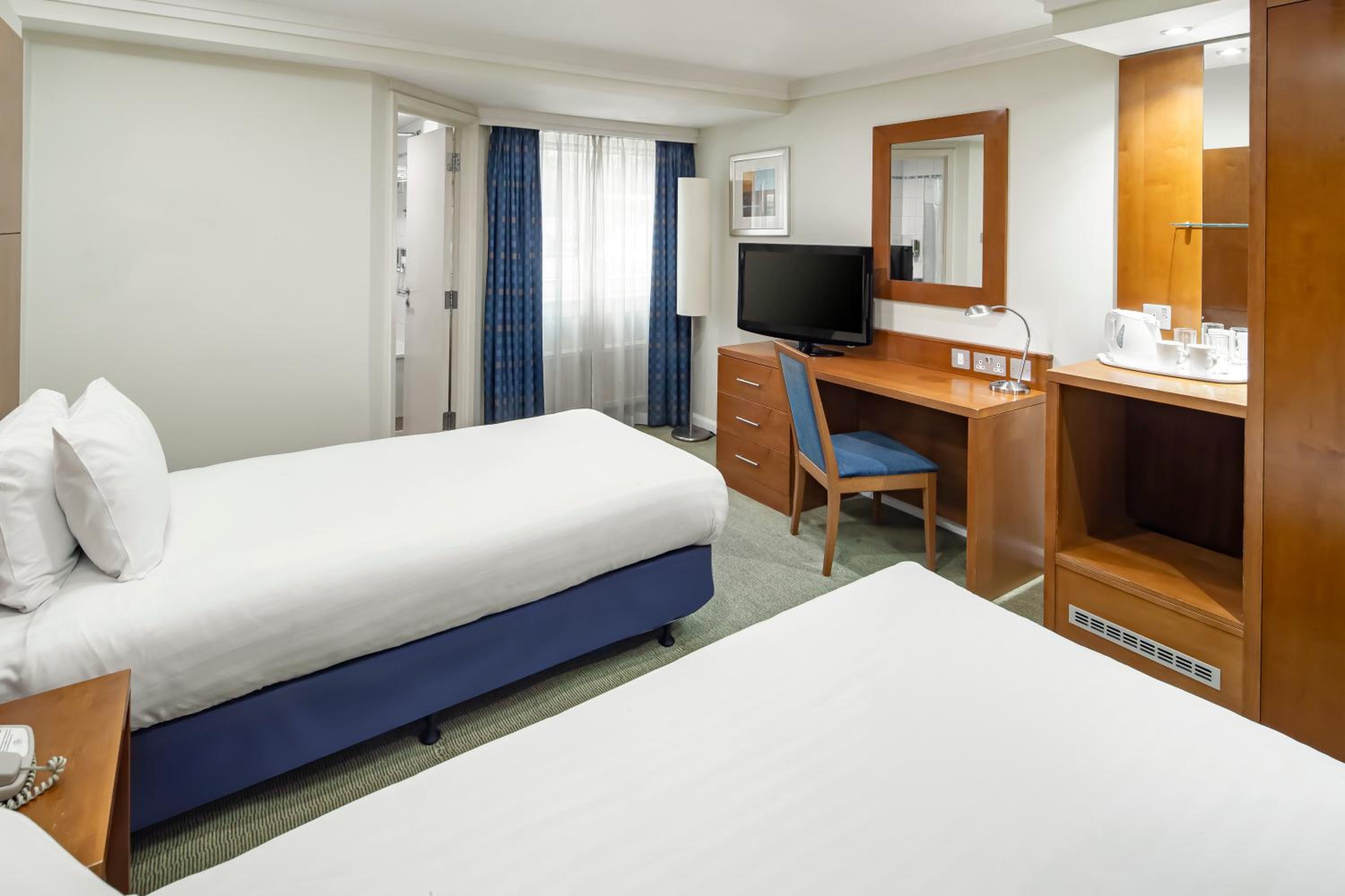Standard Twin Room - Photo 2