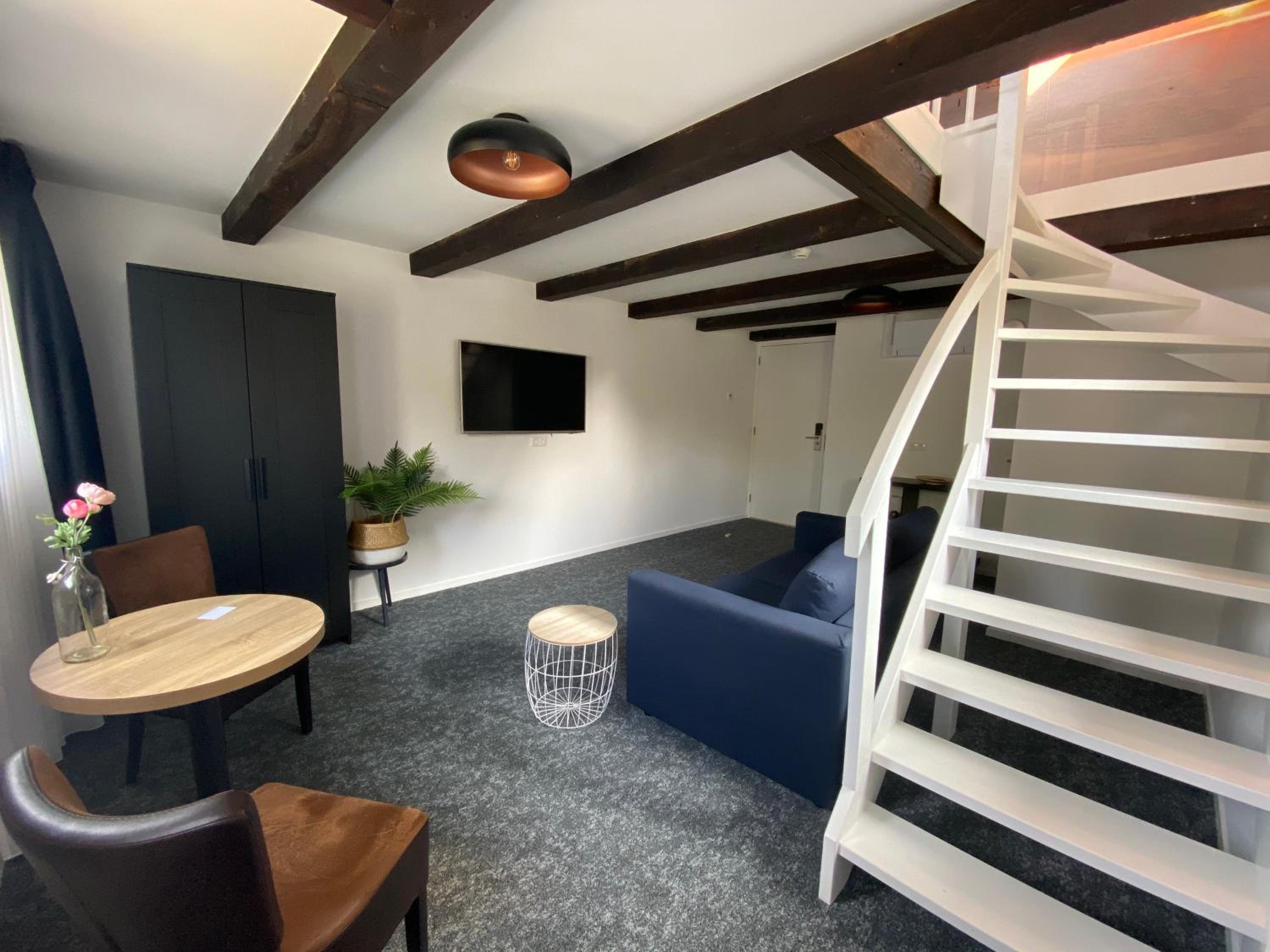 Suite - Photo 3
