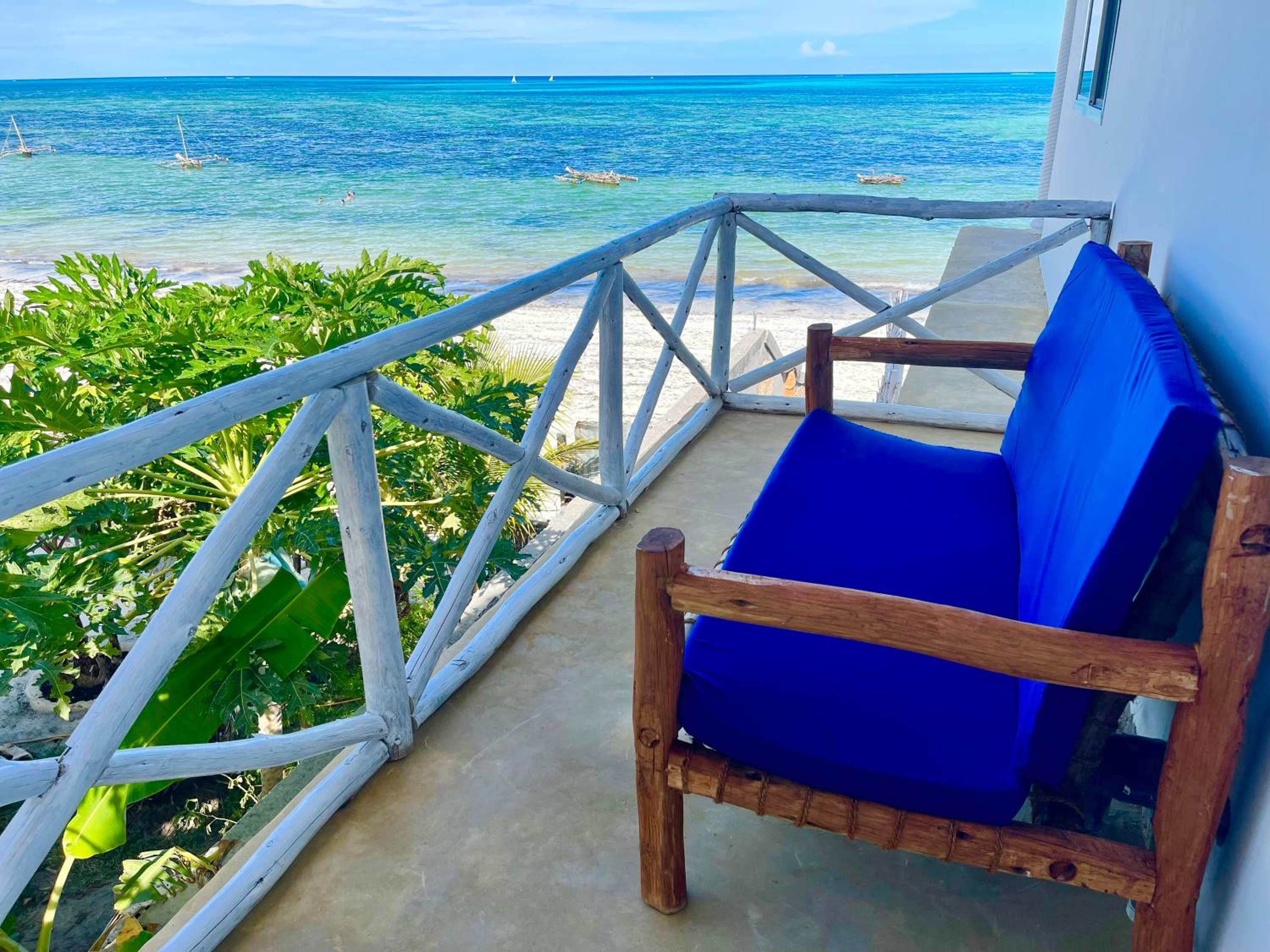 Family Room with Side Sea View - Photo 4