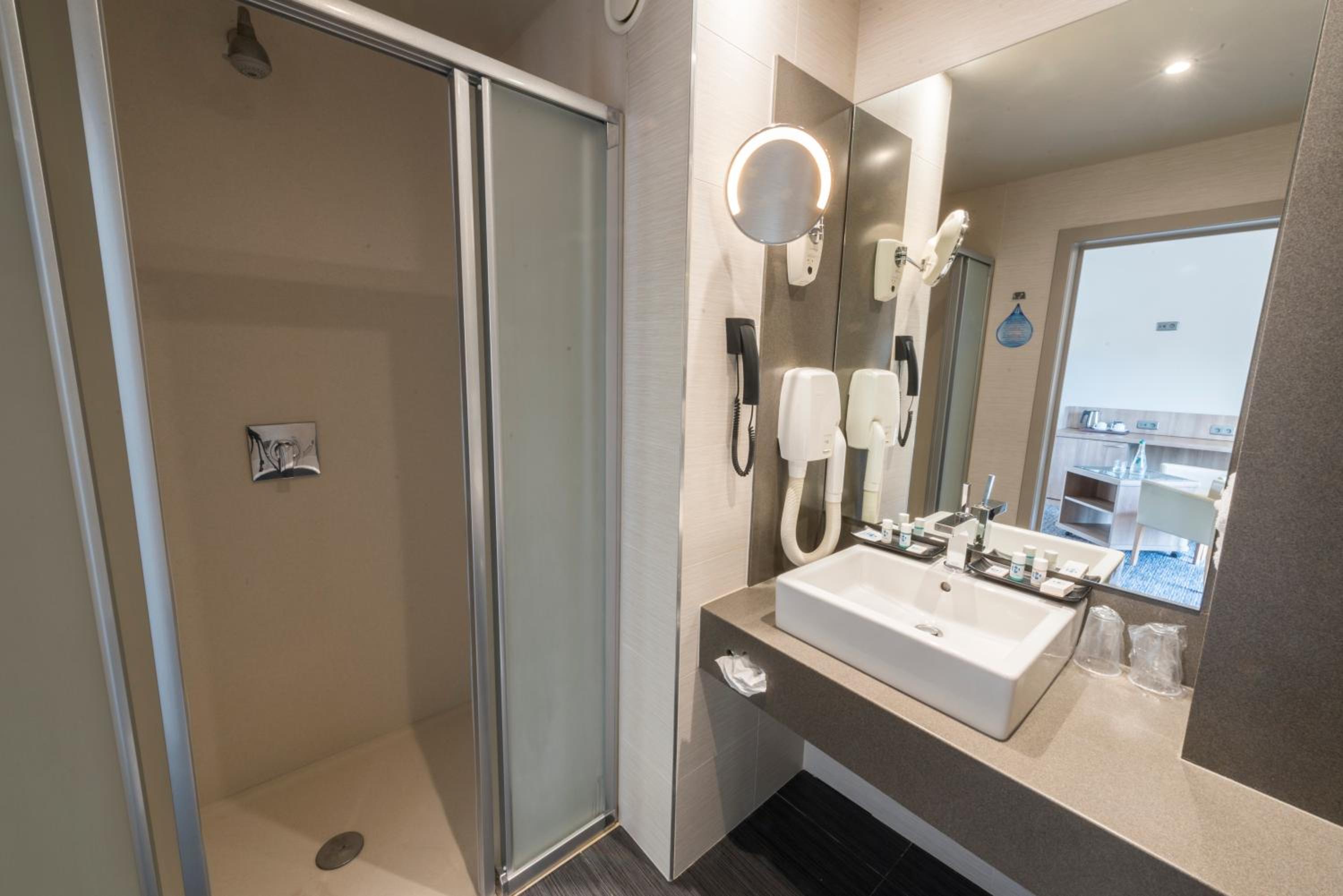 Executive Suite - Photo 4