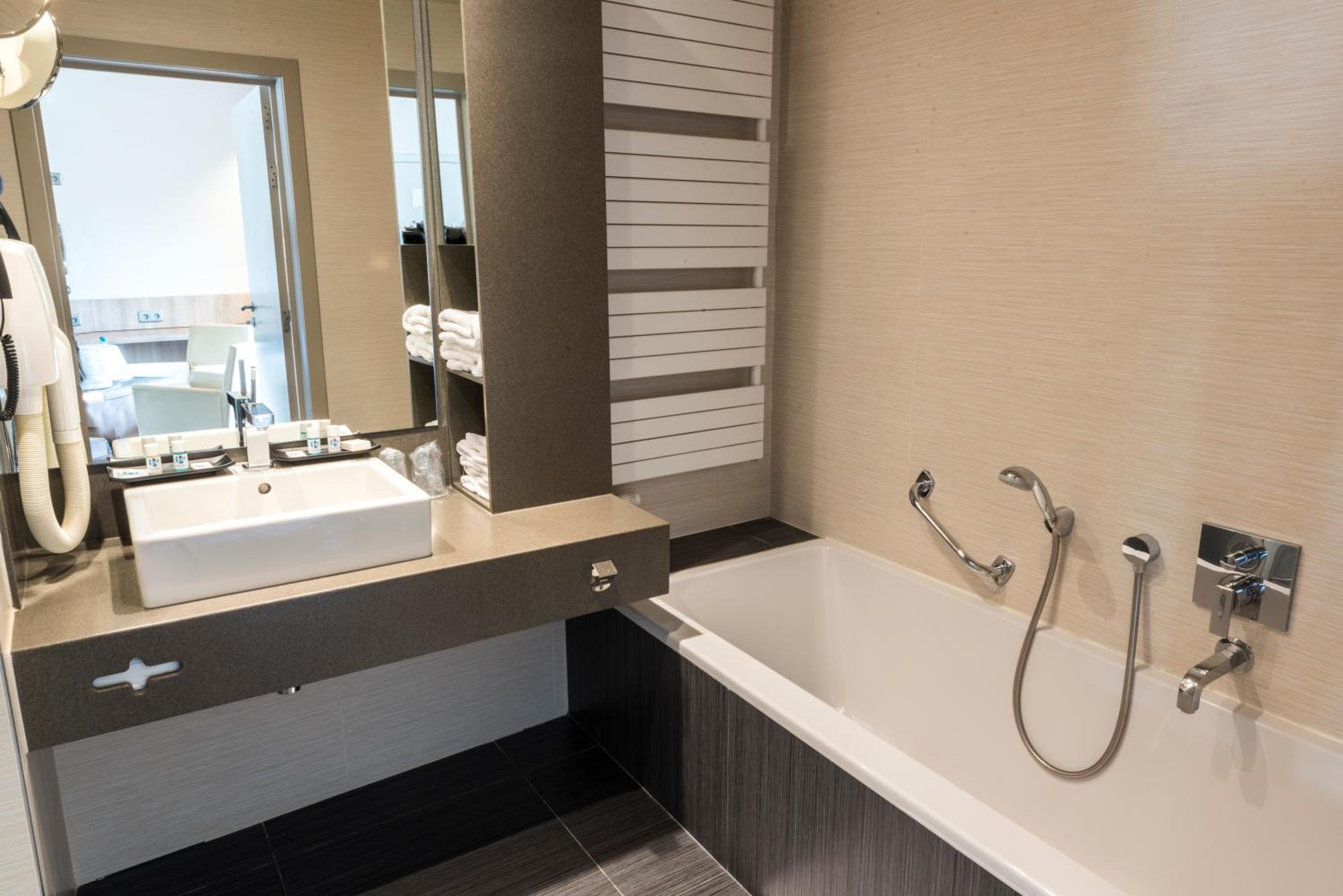Executive Suite - Photo 3