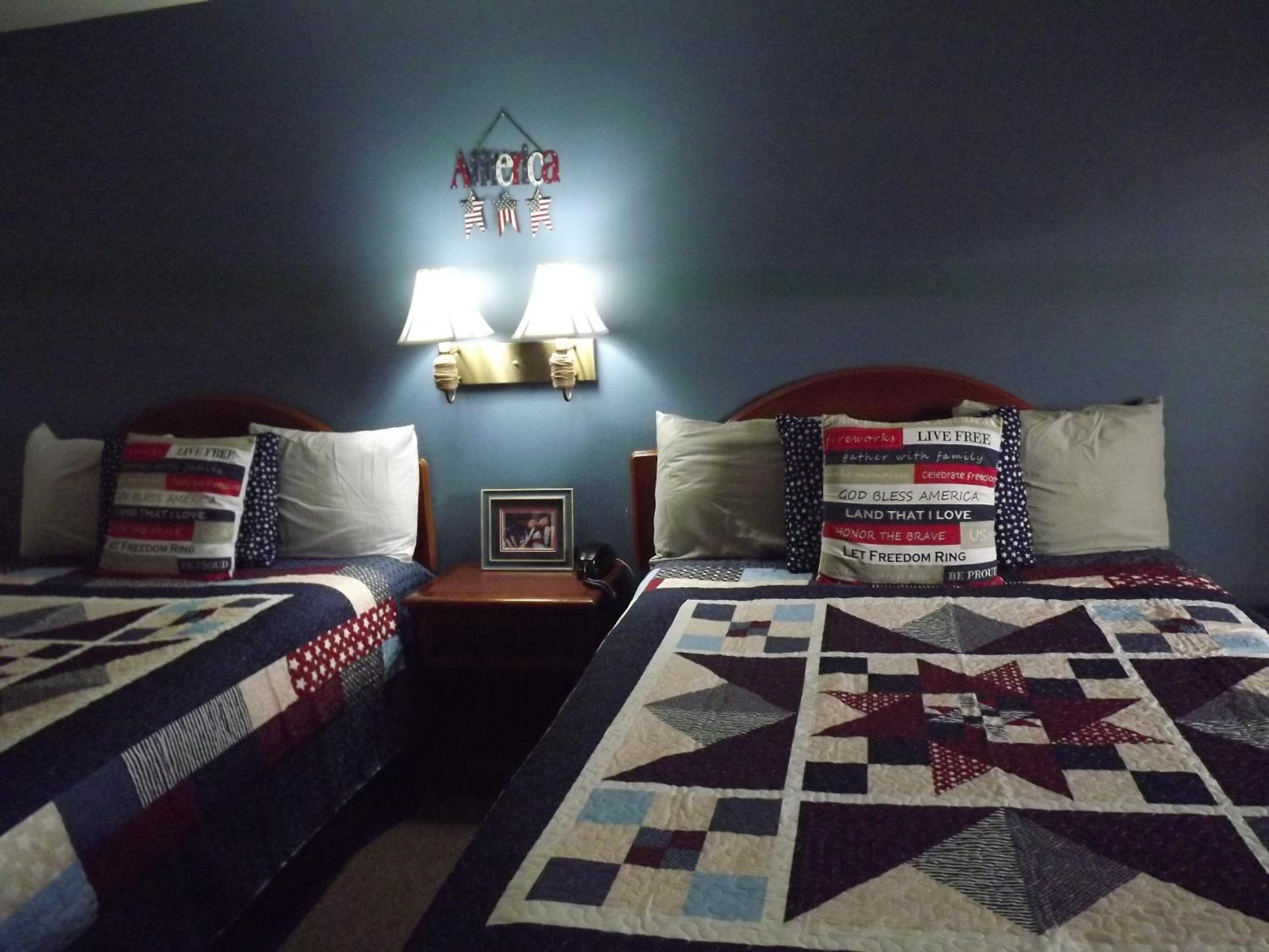 Queen Room with Two Queen Beds photo 2
