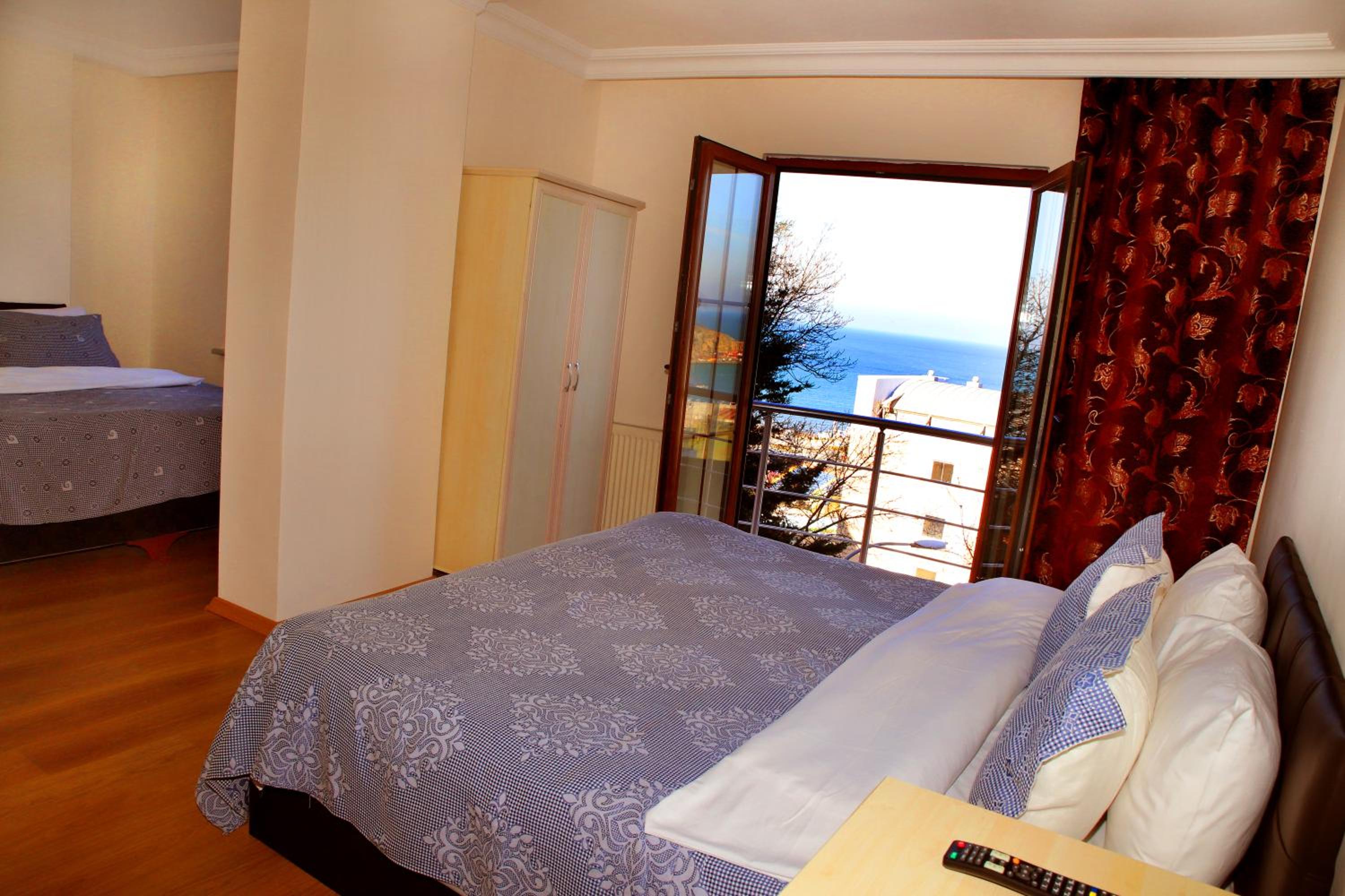 Quadruple Room with Sea View - Photo 2