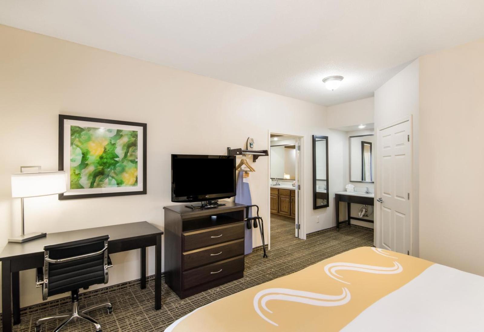 King Suite - Accessible/Non-Smoking - Photo 4