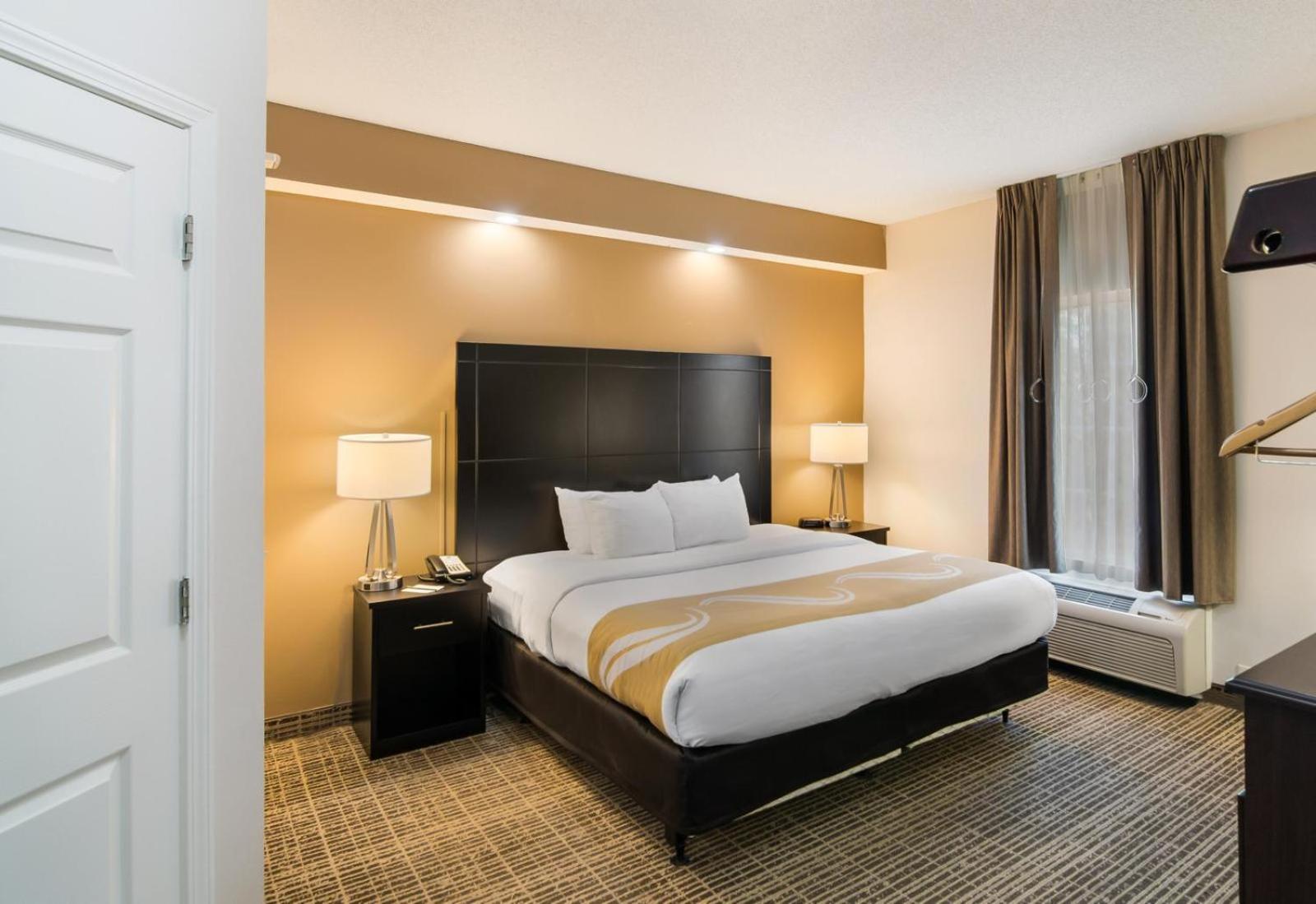 King Suite - Accessible/Non-Smoking - Photo 2